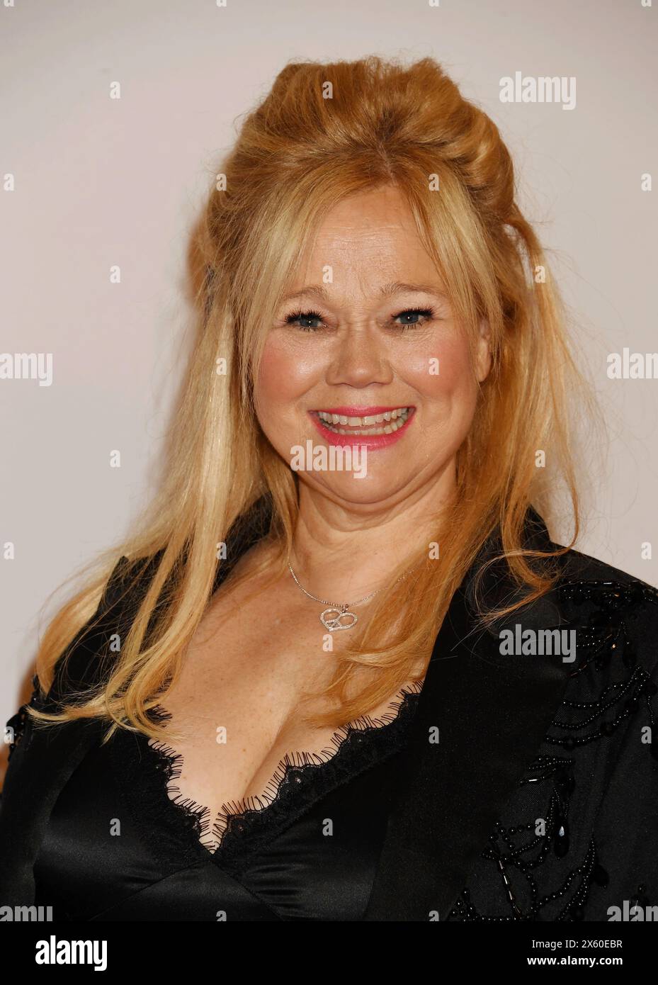 LOS ANGELES, CALIFORNIA - 10 MAGGIO: Caroline Rhea partecipa alla gara di gala 2024 Race to Erase MS Gala al Fairmont Century Plaza il 10 maggio 2024 a Los Angeles, California Foto Stock