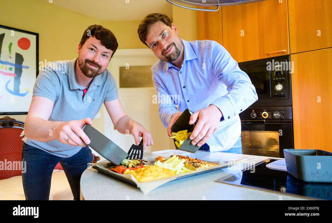 Rehlingen, Germania. 7 maggio 2024. Pascal Raschke (a sinistra) di "Allerliebe", un produttore di alimenti surgelati, e Christian Vogt, un operatore di agriturismo, preparano un pasto insieme. C'è una carenza di chef e personale di servizio, e i ristoranti si prendono sempre più giorni di ferie. Un progetto pilota nell'Heide sta lavorando con alimenti surgelati per i self-catering. Crediti: Philipp Schulze/dpa/Alamy Live News Foto Stock