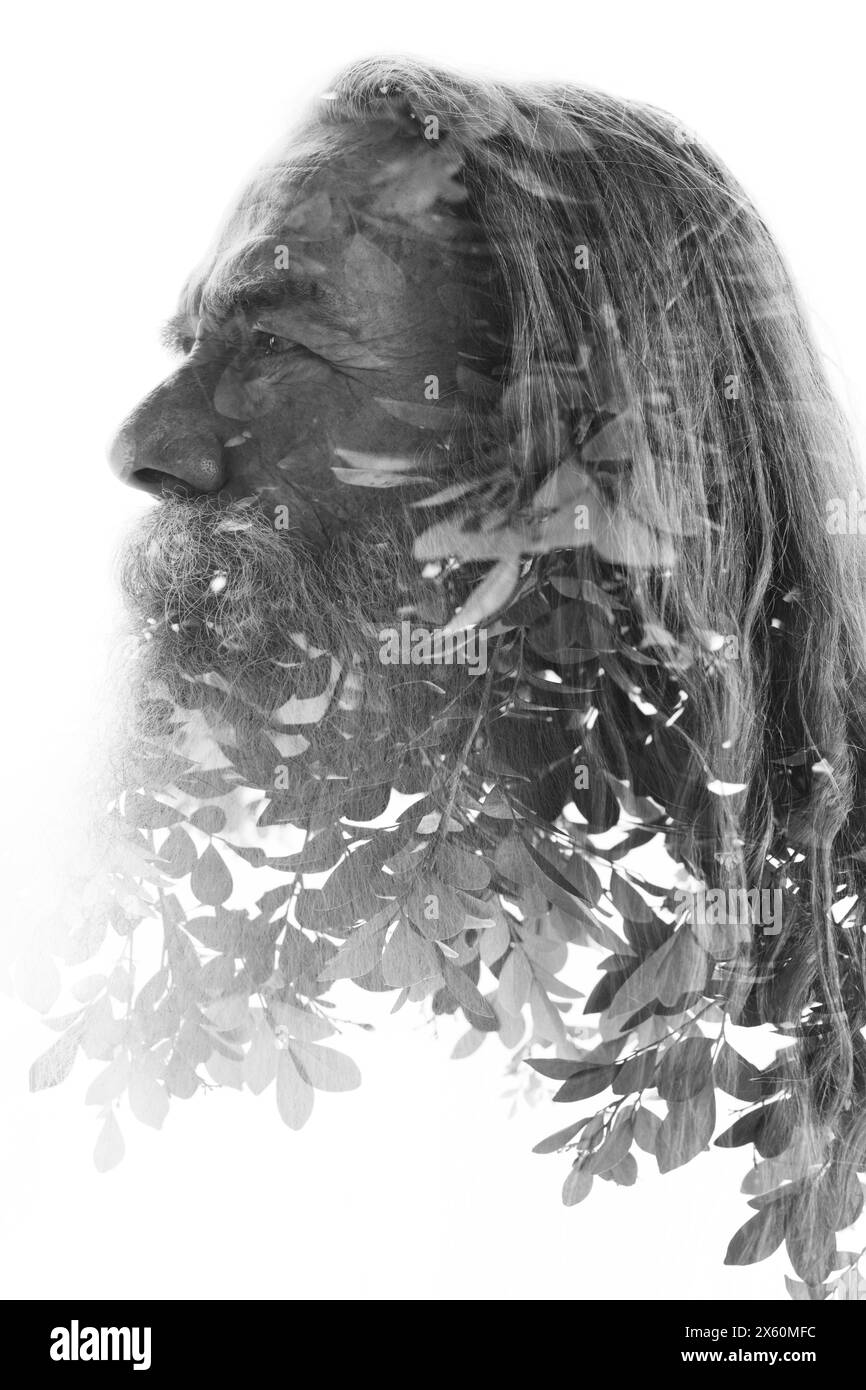 Un profilo a doppia esposizione bianco e nero di un vecchio con la barba Foto Stock