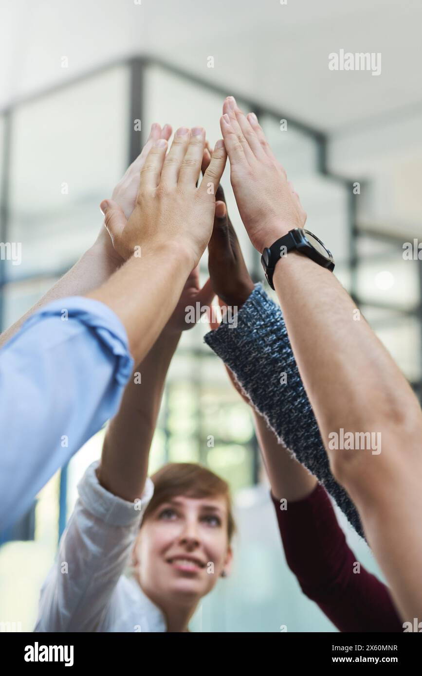 Ufficio, affari e mani in alto cinque in aria per il successo o la solidarietà con forza, legame e insieme per il progetto. Persone, diversità e.. Foto Stock