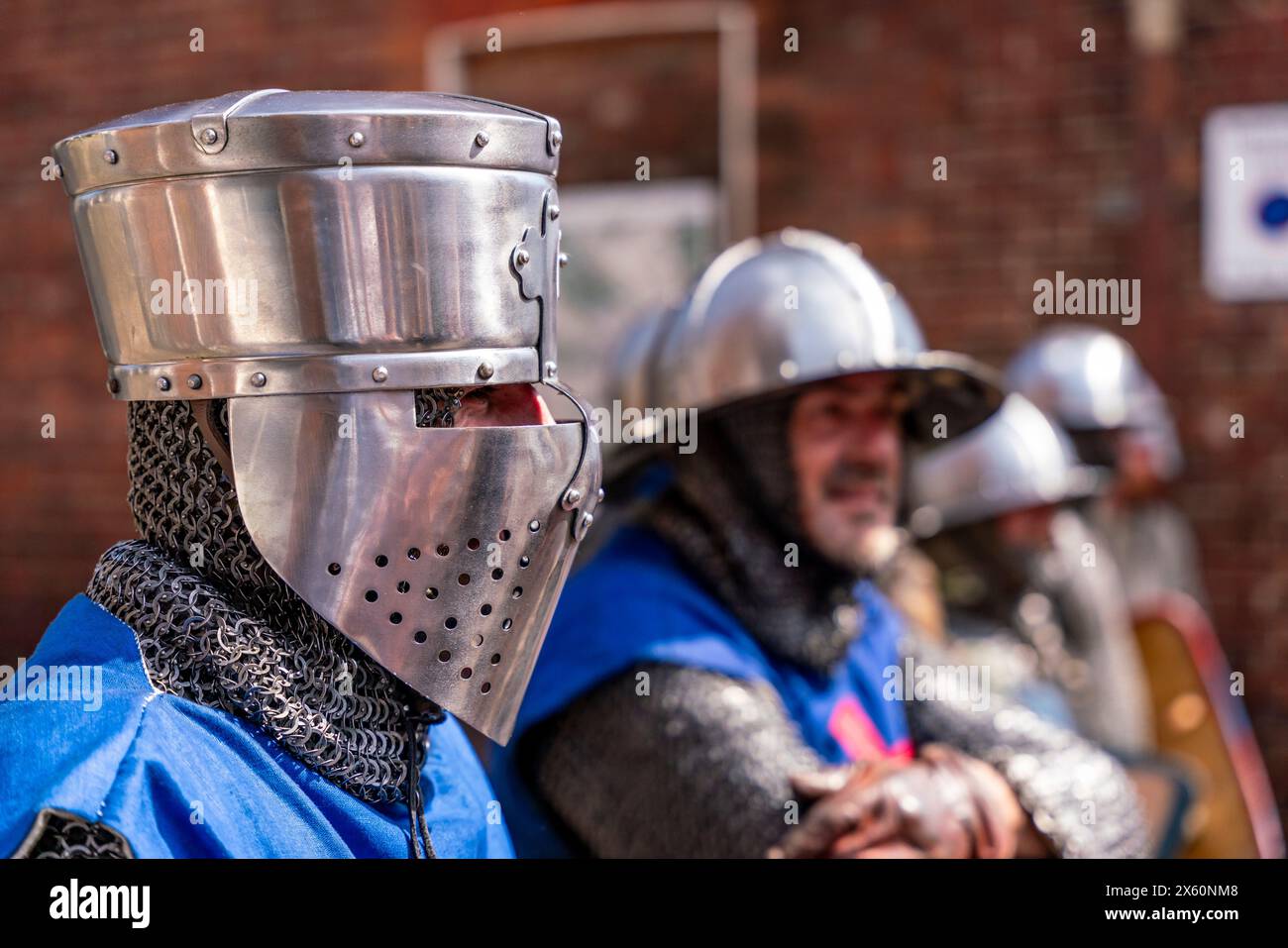 Lewes, Regno Unito. 12 maggio 2024. La popolazione locale vestita da cavalieri medievali celebra la battaglia di Lewes del 1264 tra l'esercito del re Enrico III e l'esercito di Simon de Montfort a Lewes, Sussex, Regno Unito. Credito: Grant Rooney/Alamy Live News Foto Stock
