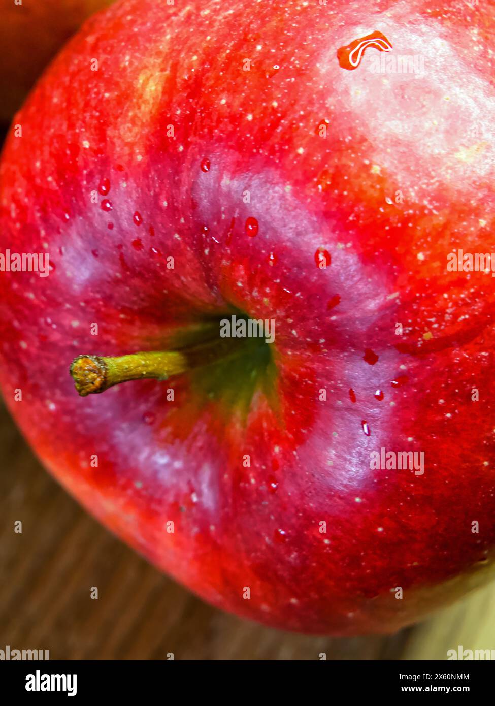 Freschezza e natura. Superficie di mele luccicante; tema delle origini naturali. Foto Stock