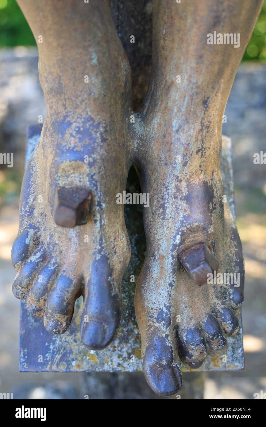 Piedi di Gesù Cristo crocifisso. Crocifissione, crocifissione di Gesù di Nazareth, tortura della croce, vangeli, cristiani, religione cristiana. Beynac, Foto Stock