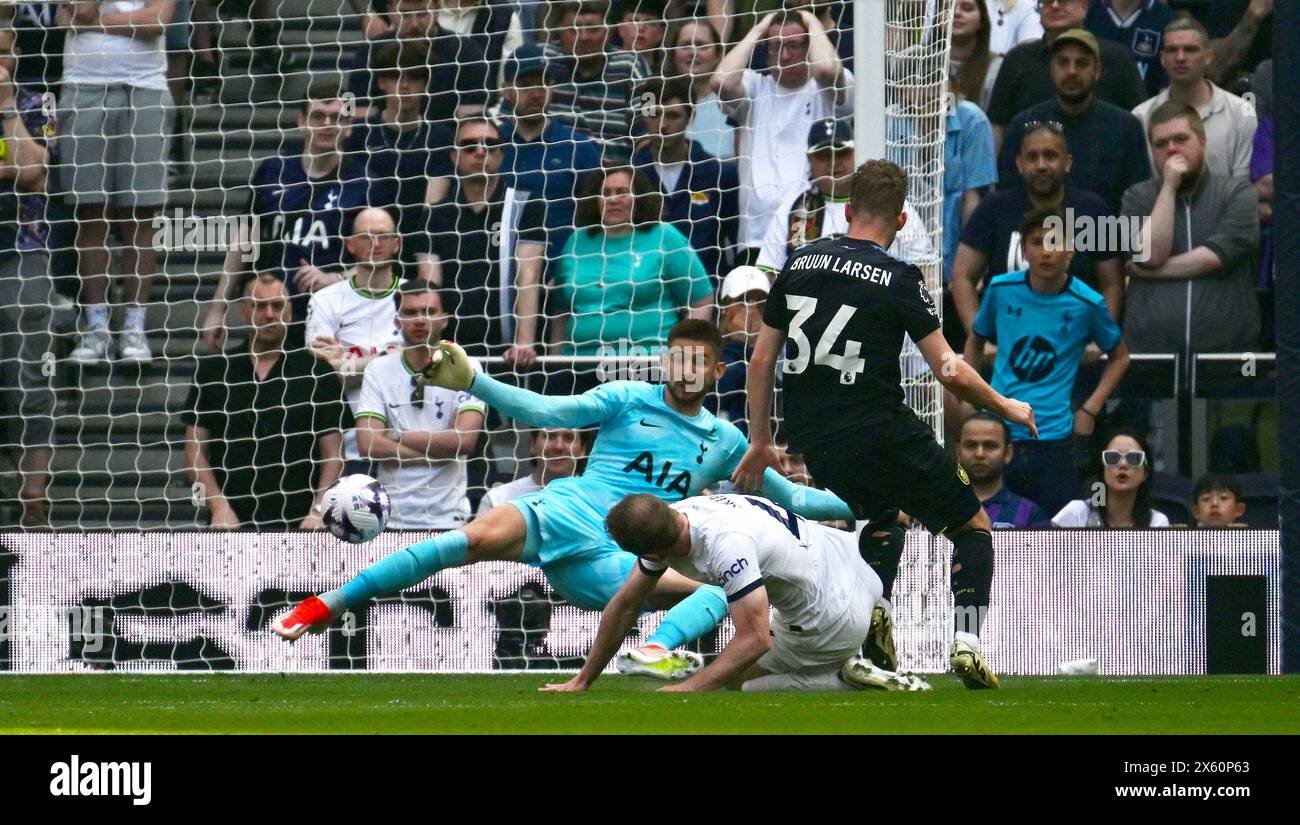 Jacob Brunn Larsen di Burnley segna il suo primo gol. Partita di Premier League, Tottenham Hotspur contro Burnley allo stadio Tottenham Hotspur di Londra sabato 11 maggio 2024. Questa immagine può essere utilizzata solo per scopi editoriali. Foto per uso editoriale di Sandra Mailer/Andrew Orchard Sports Photography/Alamy Live News Foto Stock