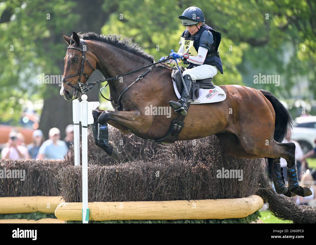 Badminton Estate, Gloucestershire, Regno Unito. 11 maggio 2024. 2024 MARS Badminton Horse Trials 4° giorno; Louise Harwood (GBR) in sella ALLO SPIRITO NATIVO durante il Cross Country il 4° giorno credito: Action Plus Sports/Alamy Live News Foto Stock