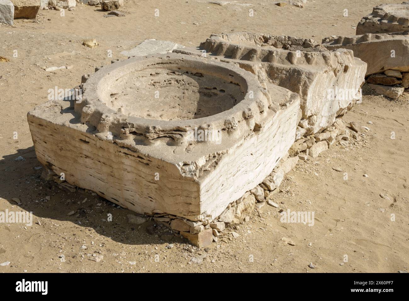 Bacini a terra presso il Tempio del Sole di Niuserre ad Abu Ghurob, vicino ad Abu Sir, il Cairo, Egitto Foto Stock