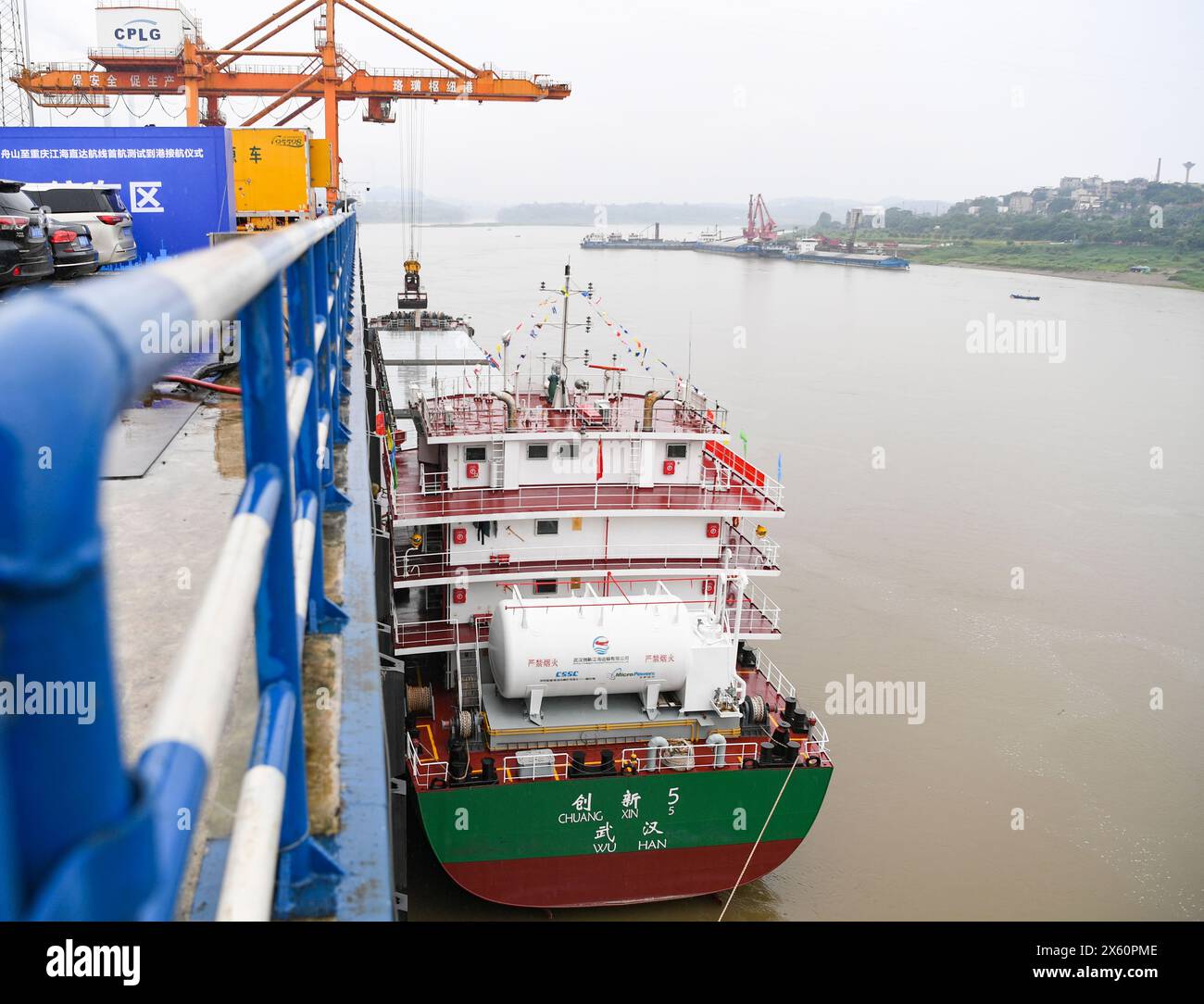 Chongqing. 12 maggio 2024. Questa foto scattata il 12 maggio 2024 mostra la nave Innovation 5 presso il porto di Jiangjin Luohuang a Chongqing, nel sud-ovest della Cina. Questa nave di classe 000 tonnellate arrivò mercoledì nel comune di Chongqing, nella Cina sud-occidentale, diventando la prima nave delle sue dimensioni a navigare verso il corso superiore del fiume Yangtze. Crediti: Wang Quanchao/Xinhua/Alamy Live News Foto Stock