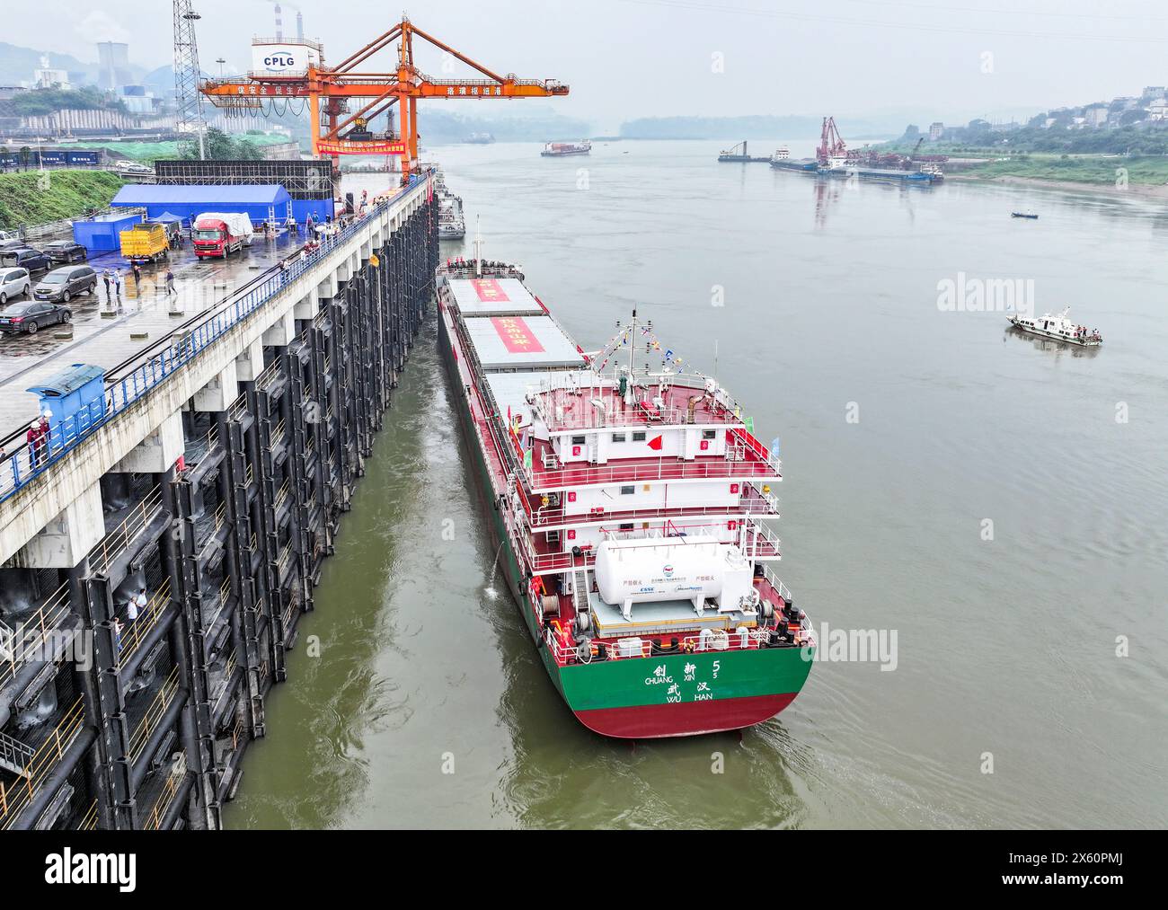 Chongqing. 11 maggio 2024. Una foto aerea scattata l'11 maggio 2024 mostra la nave Innovation 5 che arriva al porto di Jiangjin Luohuang nel sud-ovest della Cina a Chongqing. Questa nave di classe 000 tonnellate arrivò mercoledì nel comune di Chongqing, nella Cina sud-occidentale, diventando la prima nave delle sue dimensioni a navigare verso il corso superiore del fiume Yangtze. Crediti: Wang Quanchao/Xinhua/Alamy Live News Foto Stock