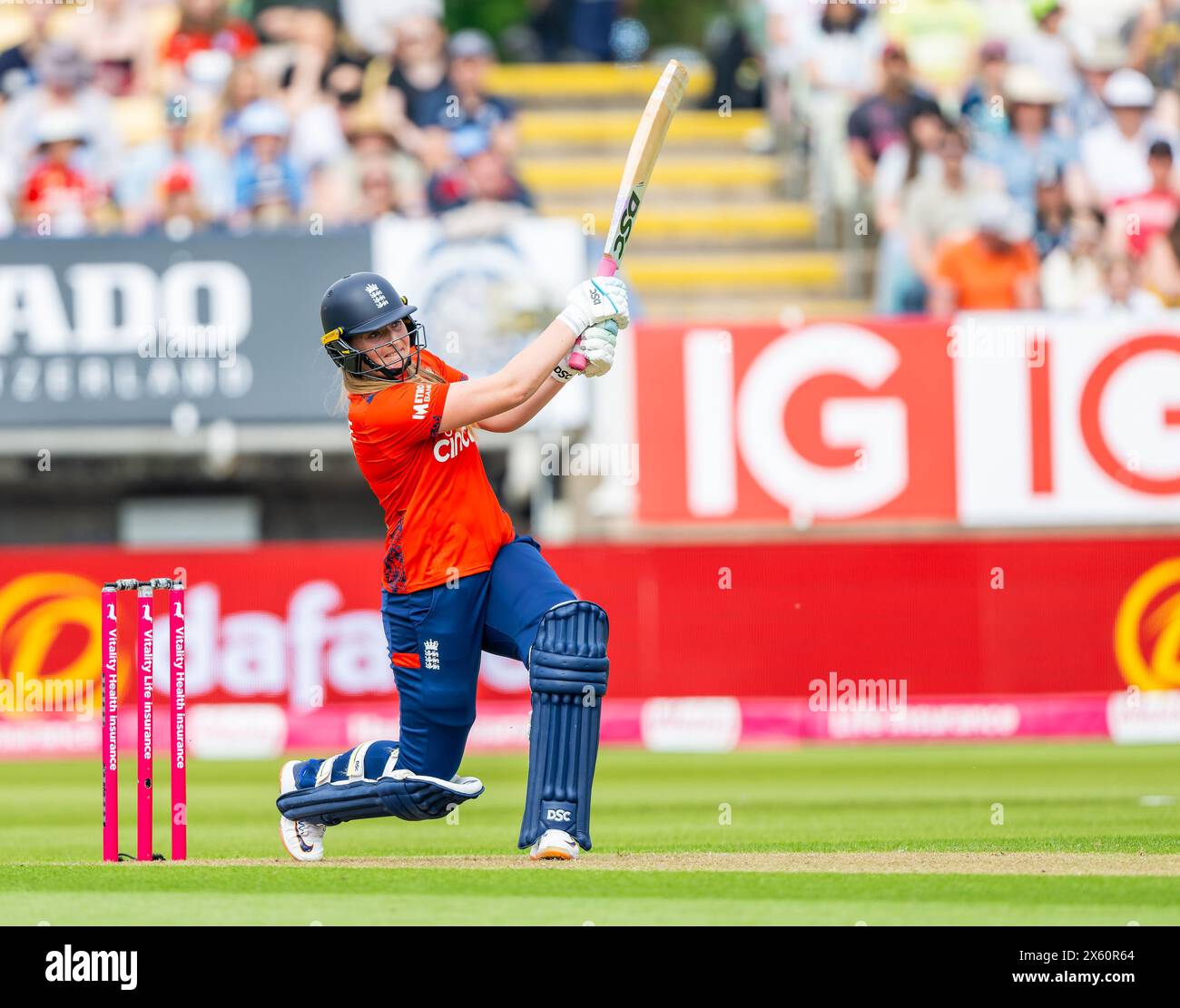 Sophie Ecclestone batte per l'Inghilterra durante la Vitality T20 International Series tra Inghilterra e Pakistan Foto Stock