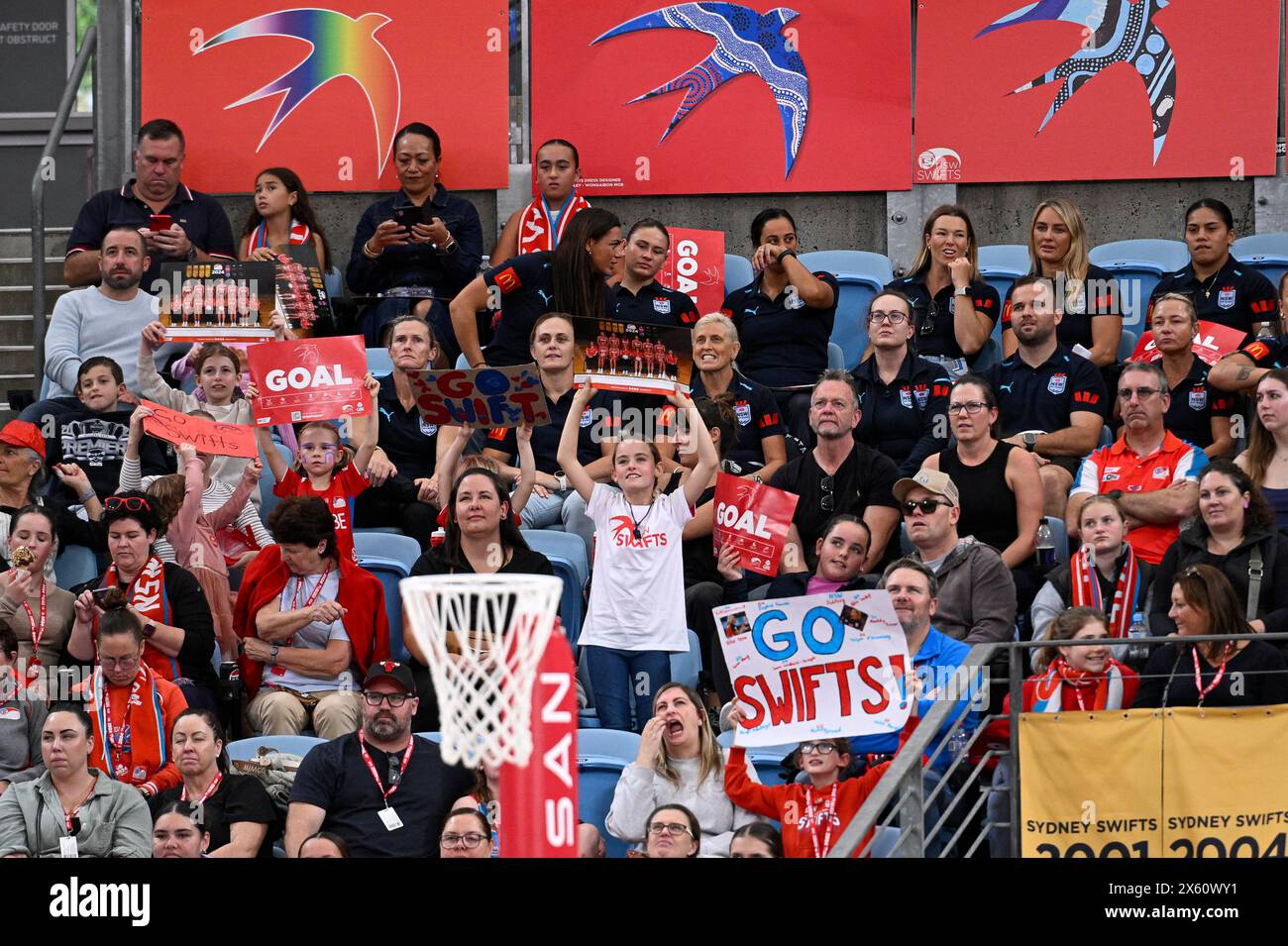 12 maggio 2024; Ken Rosewall Arena, Sydney, NSW, Australia: Suncorp Super Netball , New South Wales Swifts contro Melbourne Vixens; i tifosi applaudono per gli Swifts Foto Stock