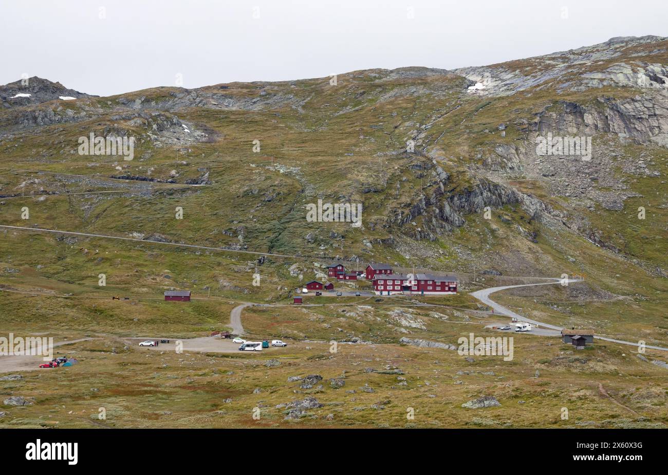 KROSSBU TURISTHYTTE, NORVEGIA - 24 AGOSTO 2023: Rifugio di montagna Krossbu lungo il Sognefjellsvegen. È uno dei passi più alti della Norvegia. Foto Stock