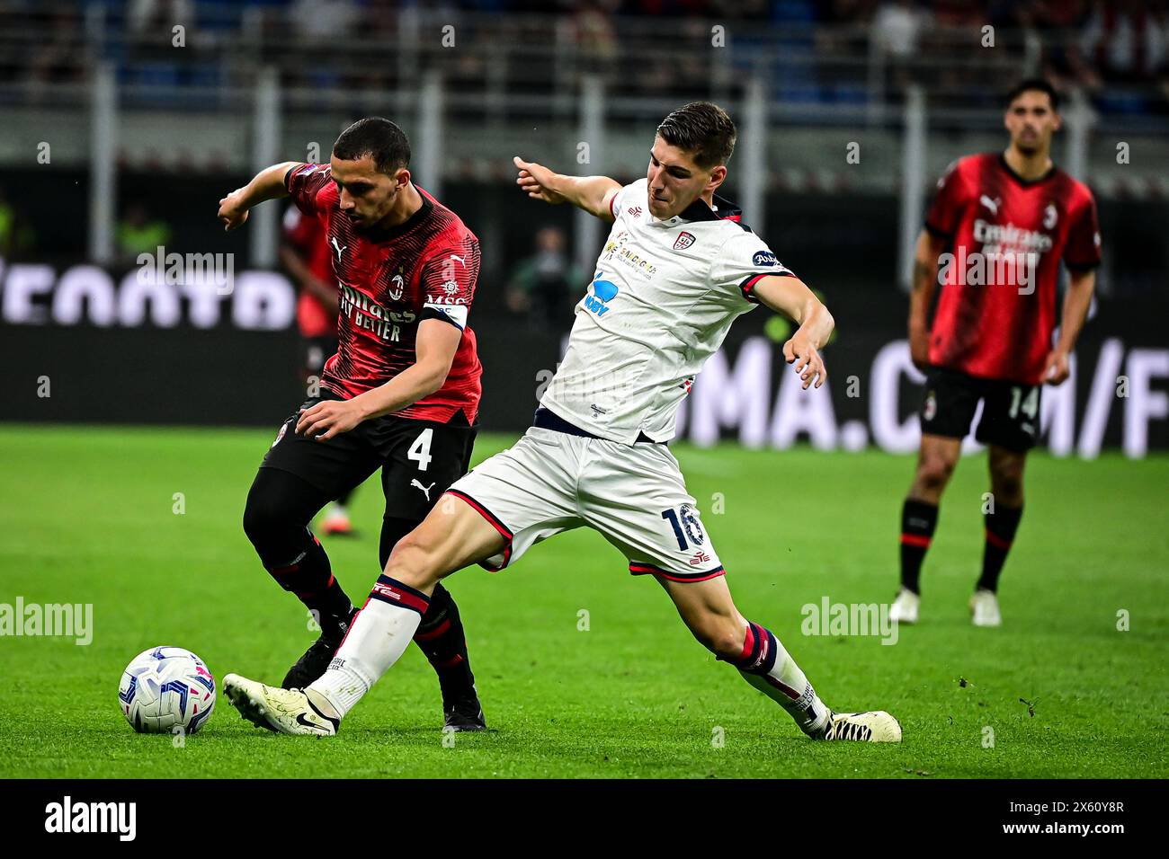 Milano, Italia l'11 maggio 2024. Il centrocampista algerino #04 dell'AC Milan Ismaël Bennacer e Matteo Prati di Cagliari in azione durante la partita di calcio italiana di serie A AC Milan vs Cagliari allo Stadio San Siro di Milano, Italia l'11 maggio 2024 Credit: Piero Cruciatti/Alamy Live News Foto Stock