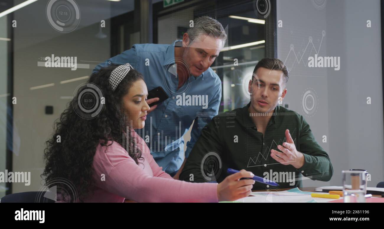 Immagine di grafici, barre di carico e cerchi su diversi colleghi che discutono la planimetria Foto Stock