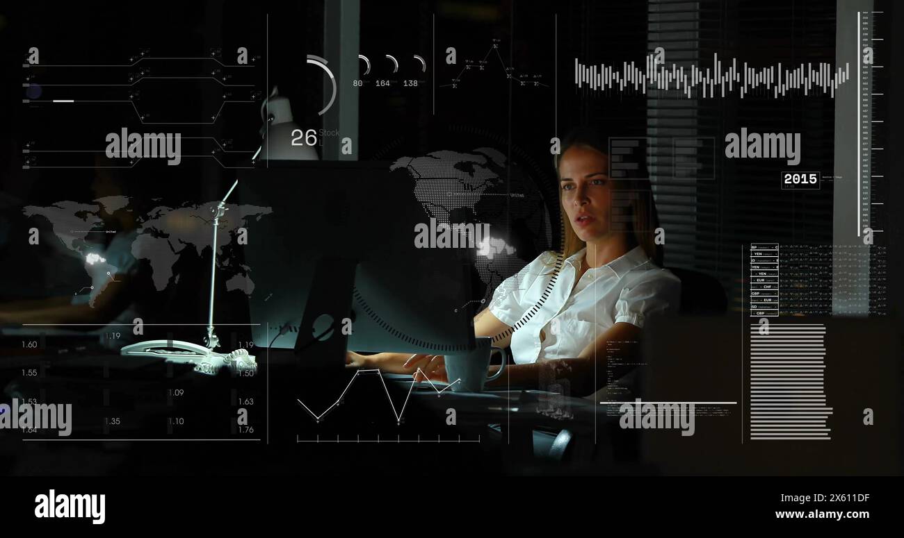 Immagine dell'interfaccia infografica e di una donna d'affari caucasica che lavora al computer Foto Stock