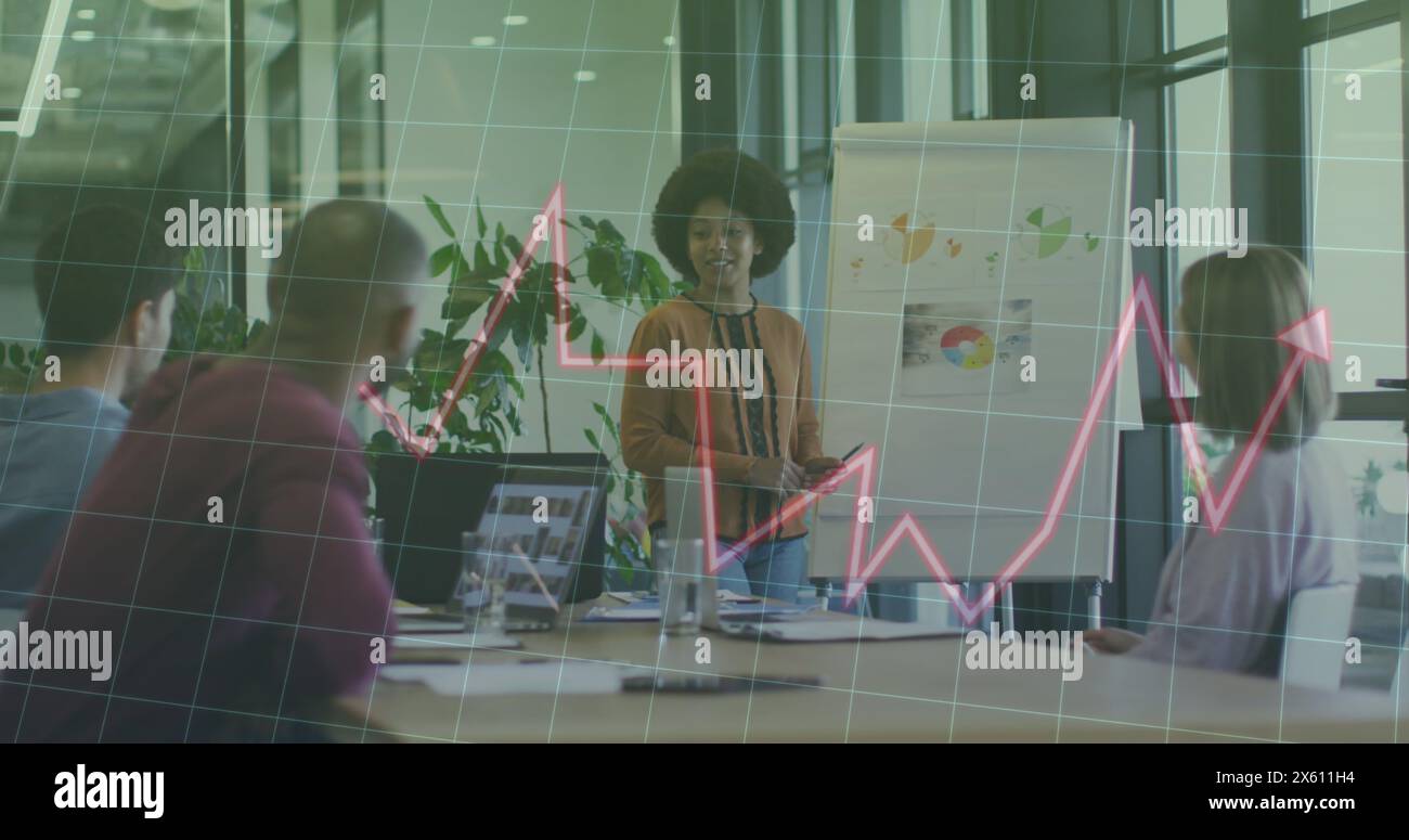 Immagine dell'elaborazione dei dati finanziari su diversi dipendenti aziendali in ufficio Foto Stock