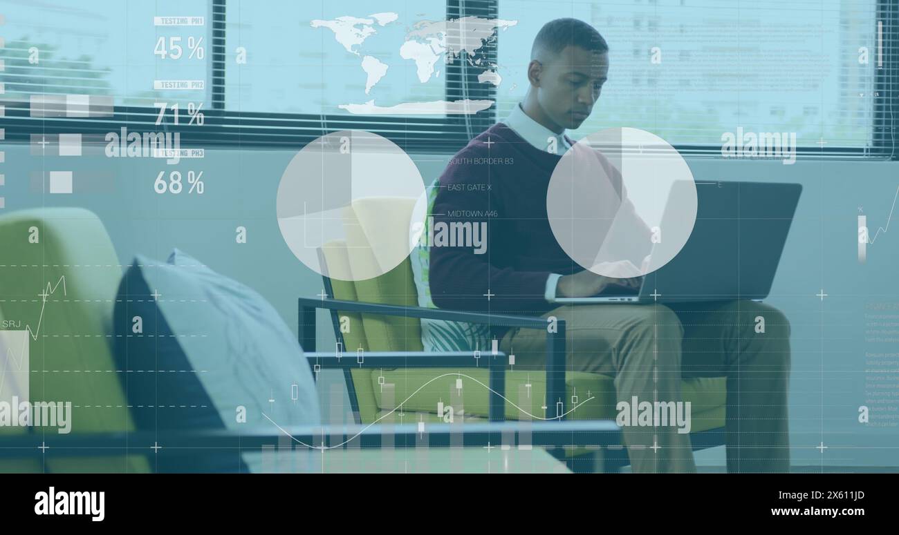 Immagine dell'elaborazione dei dati finanziari su un uomo d'affari afroamericano in carica Foto Stock