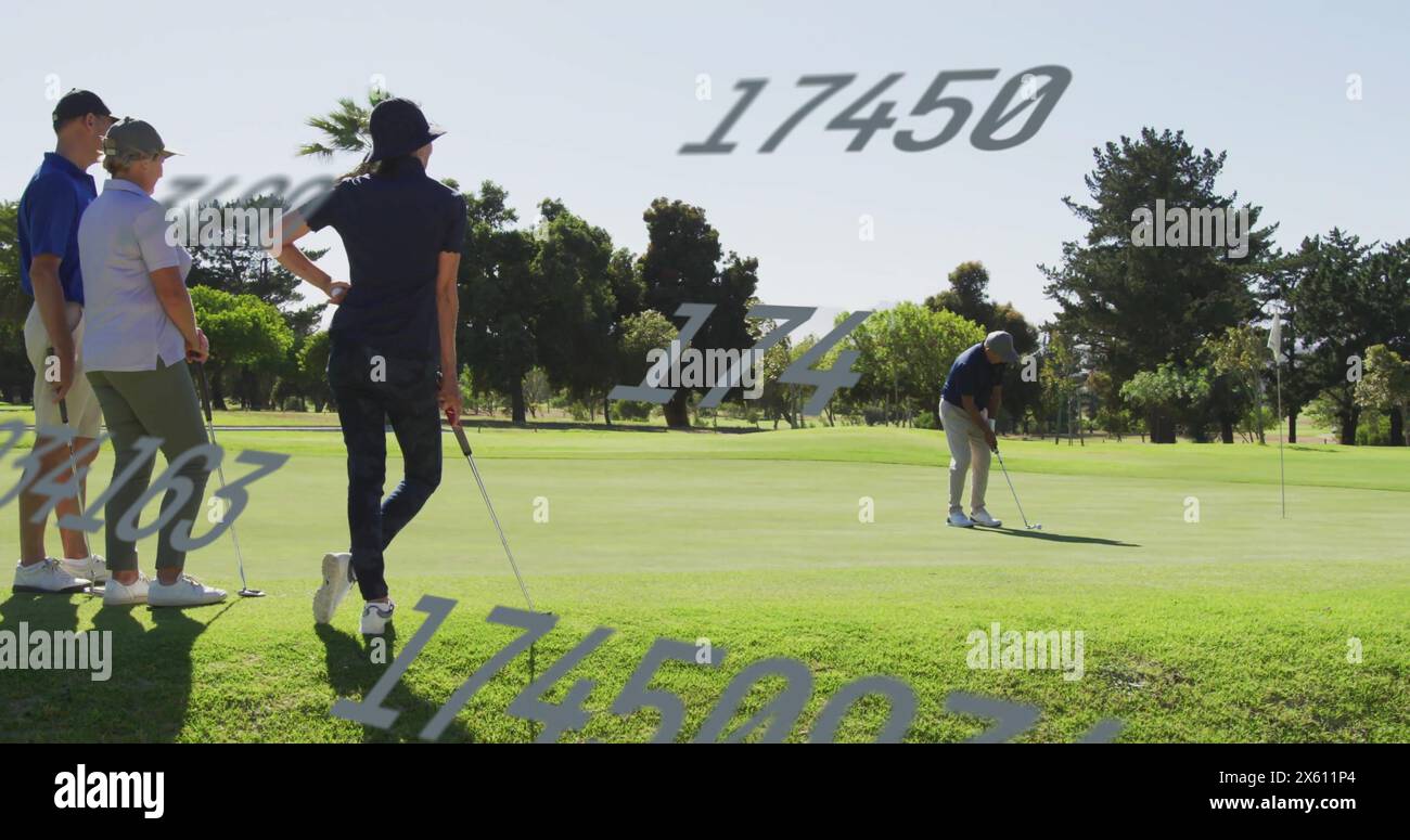 Immagine del cambiamento di numero rispetto a diversi giocatori di golf che osservano il concorrente che manca una buca a terra Foto Stock