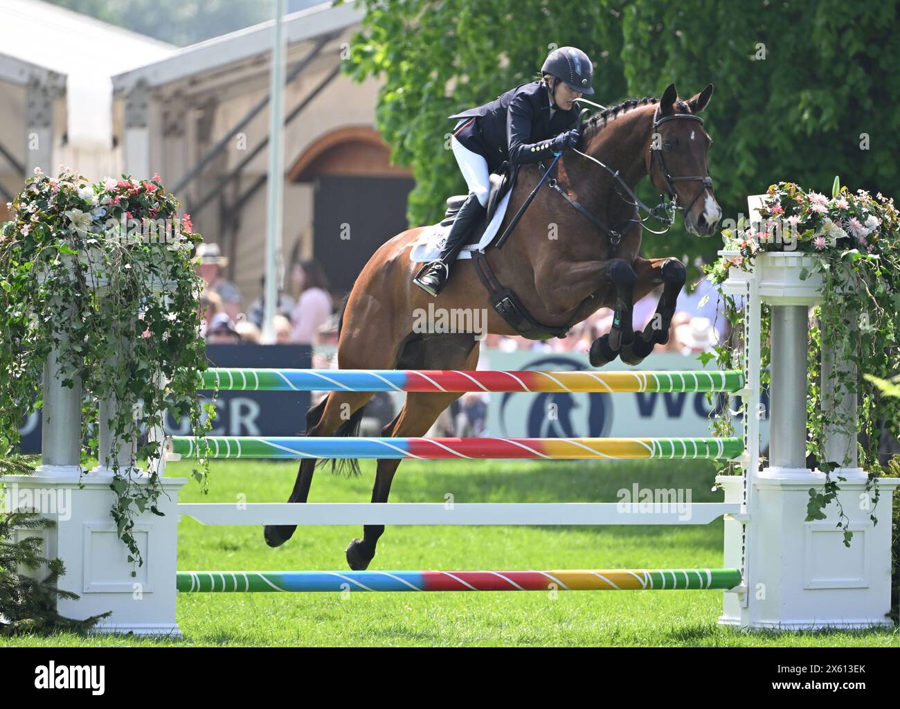 Badminton Estate, Gloucestershire, Regno Unito. 12 maggio 2024. 2024 MARS Badminton Horse Trials 5° giorno; Louise Harwood (GBR) cavalcando SPIRITO NATIVO durante lo spettacolo saltando il 5° giorno credito: Action Plus Sports/Alamy Live News Foto Stock