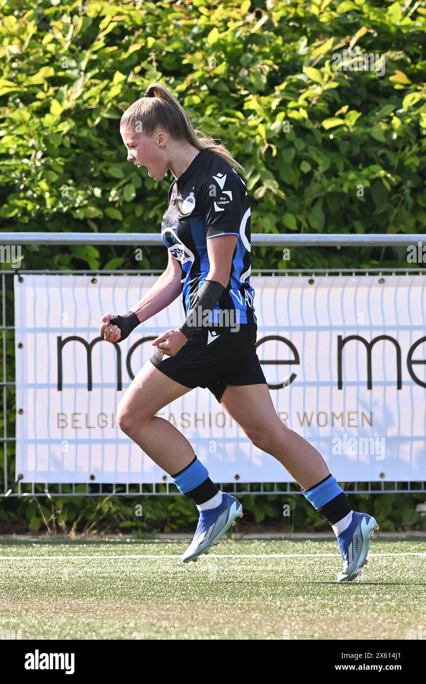 Aalter, Belgio. 11 maggio 2024. Lyndsey Van Belle (99) del Club YLA celebra il suo gol in una partita di calcio femminile tra Club Brugge Dames YLA e KRC Genk Ladies in occasione dell'ottava partita nella play-off 1 della stagione 2023 - 2024 della belga lotto Womens Super League, sabato 11 maggio 2024 ad Aalter, BELGIO. Crediti: Sportpix/Alamy Live News Foto Stock