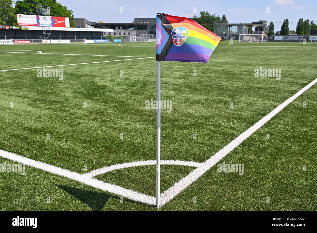 Aalter, Belgio. 11 maggio 2024. Bandiera d'angolo in colori arcobaleno raffigurata durante una partita di calcio femminile tra Club Brugge Dames YLA e KRC Genk Ladies l'8° giorno di partita in play-off 1 della stagione 2023 - 2024 della belga lotto Womens Super League, sabato 11 maggio 2024 ad Aalter, IN BELGIO. Crediti: Sportpix/Alamy Live News Foto Stock