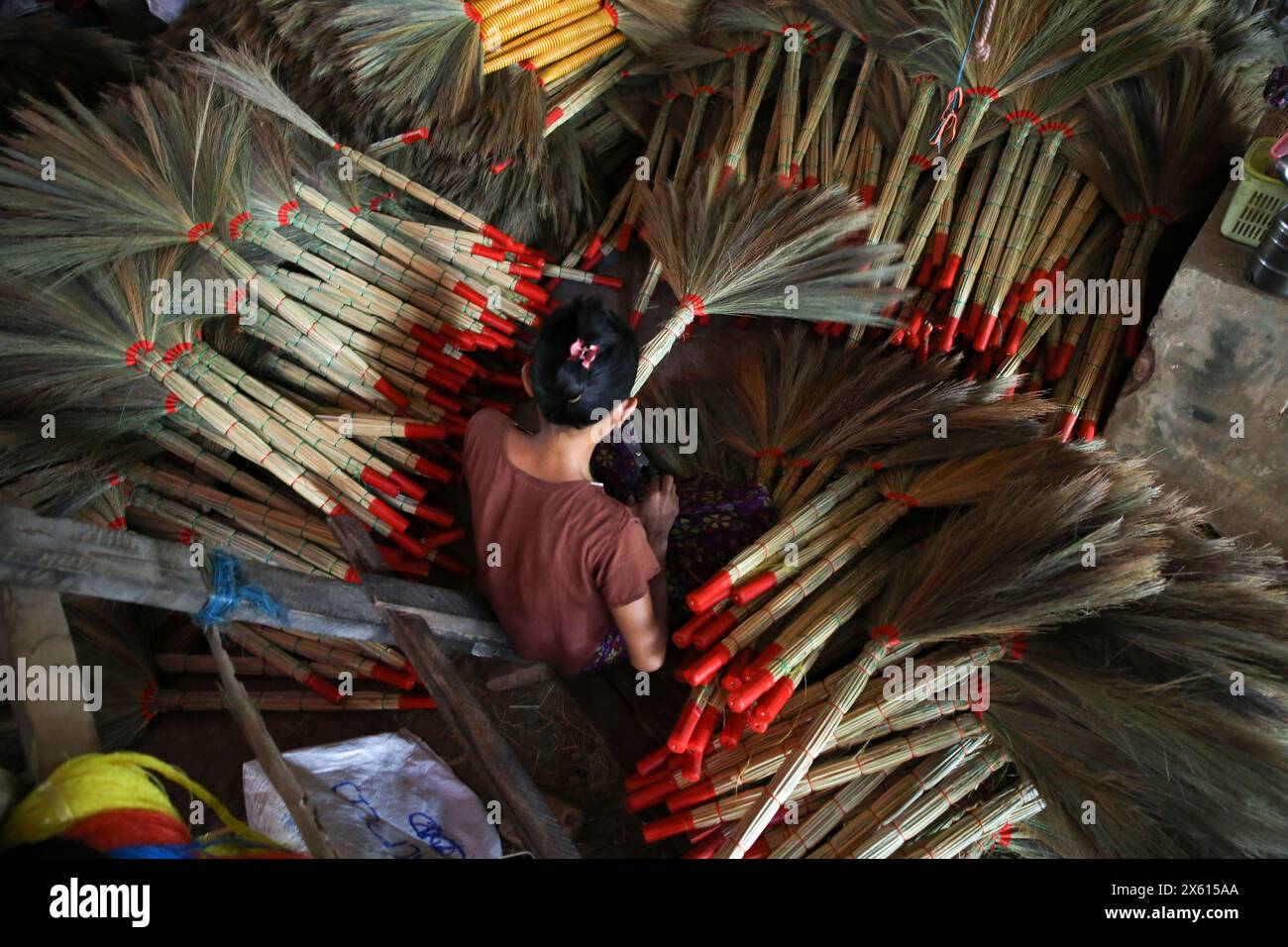 Yangon, Myanmar. 11 maggio 2024. Un abitante del villaggio fa le scope in erba in un laboratorio a Hmawbi Township della regione di Yangon, Myanmar, 11 maggio 2024. PER ANDARE CON "Feature: Le tradizionali imprese di ginnastica del Myanmar lottano per la sopravvivenza" crediti: Myo Kyaw Soe/Xinhua/Alamy Live News Foto Stock