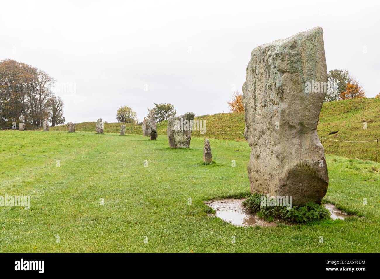 Il sito patrimonio dell'umanità di Avebury ospita il più grande cerchio di pietre preistoriche del mondo, circondato da un'enorme riva di henge e da un fossato. Foto Stock