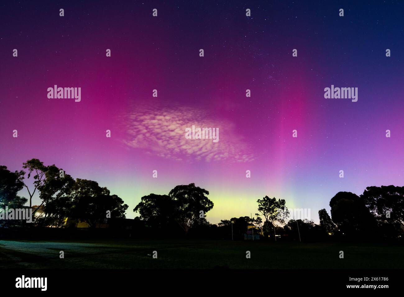 MELBOURNE, AUSTRALIA - 12 MAGGIO: L'aumento dell'attività solare determina la presenza della rara Aurora Australis nelle aree meridionali dell'Australia. Questa immagine Foto Stock