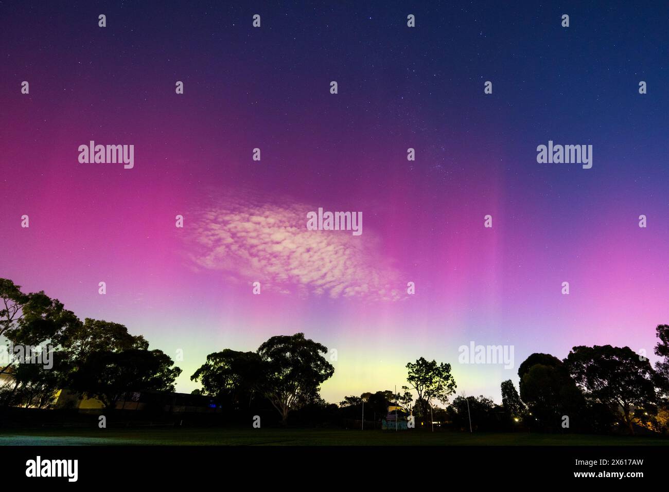 MELBOURNE, AUSTRALIA - 12 MAGGIO: L'aumento dell'attività solare determina la presenza della rara Aurora Australis nelle aree meridionali dell'Australia. Questa immagine Foto Stock