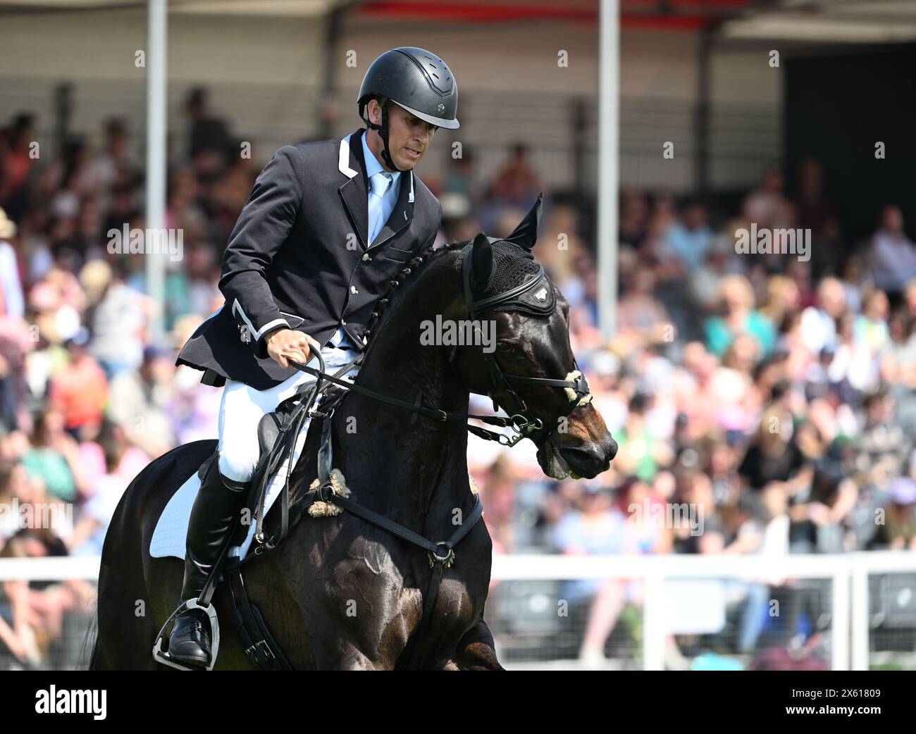 Badminton Estate, Gloucestershire, Regno Unito. 12 maggio 2024. 2024 MARS Badminton Horse Trials 5° giorno; Tom Crisp (GBR) cavalca LA LIBERTÀ E LA GLORIA durante lo spettacolo saltando il 5° giorno credito: Action Plus Sports/Alamy Live News Foto Stock