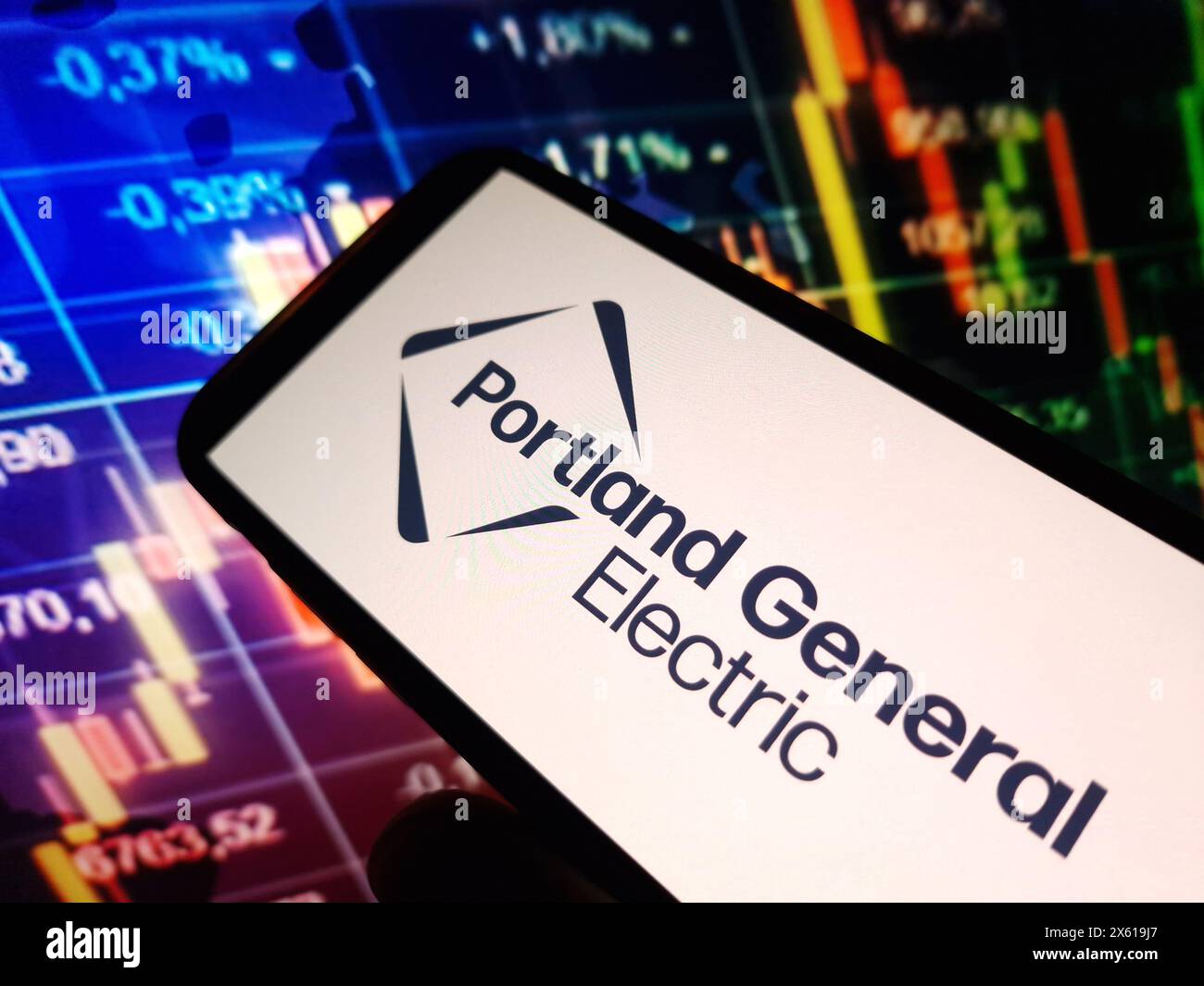 Konskie, Polonia - 11 maggio 2024: Il logo della società Portland General Electric viene visualizzato sul telefono cellulare Foto Stock
