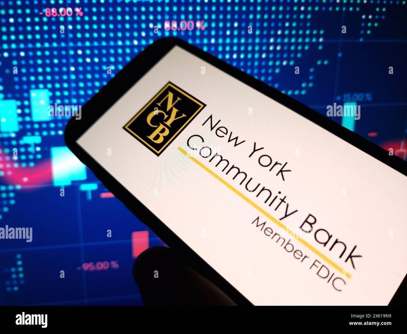 Konskie, Polonia - 11 maggio 2024: Logo della società della New York Community Bank visualizzato sul cellulare Foto Stock