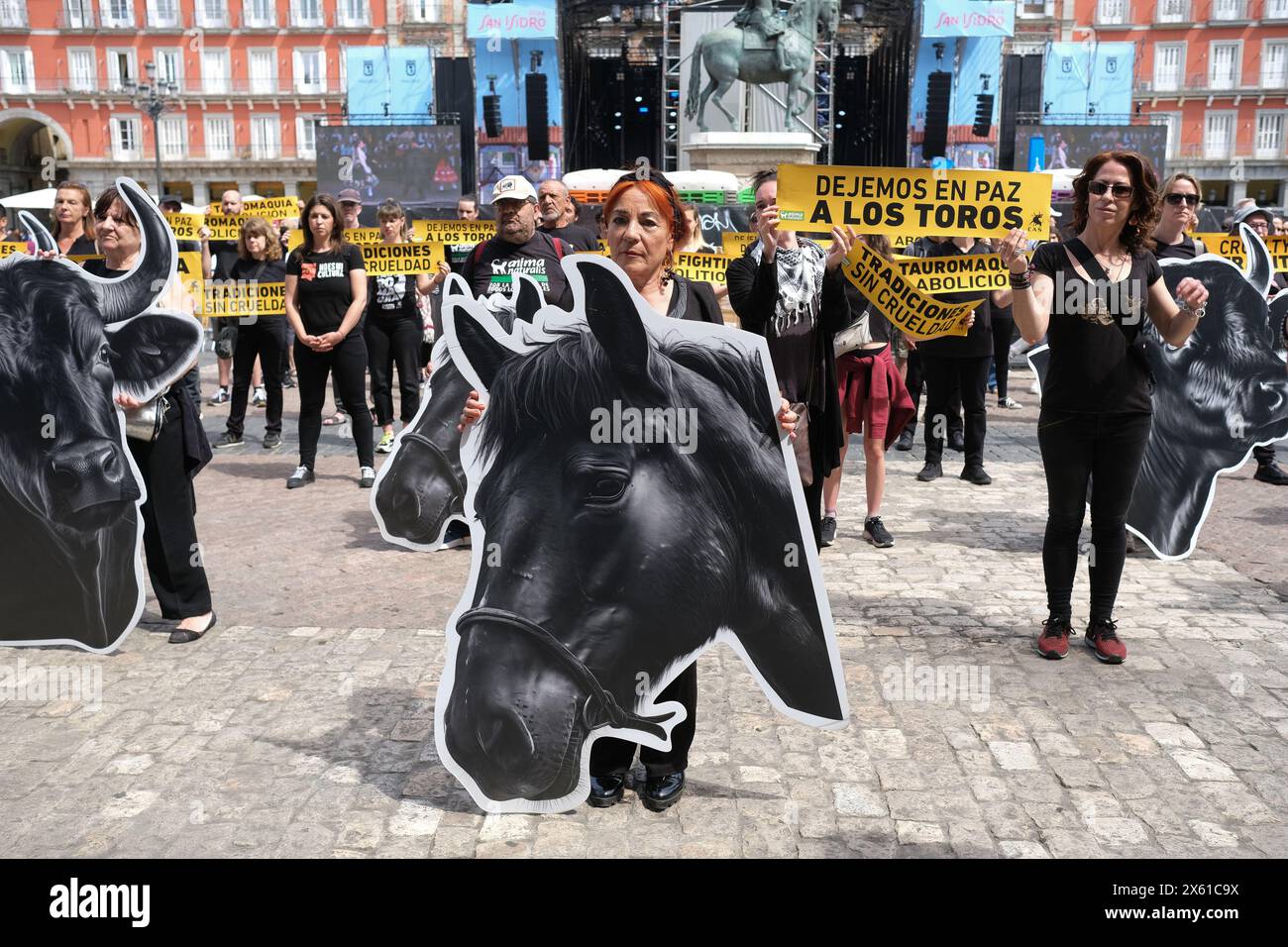 Dimostrazione contro la corrida e gli abusi sugli animali che chiede l'abolizione della corrida nella piazza principale di Madrid il 12 maggio 2024, Spagna Foto Stock