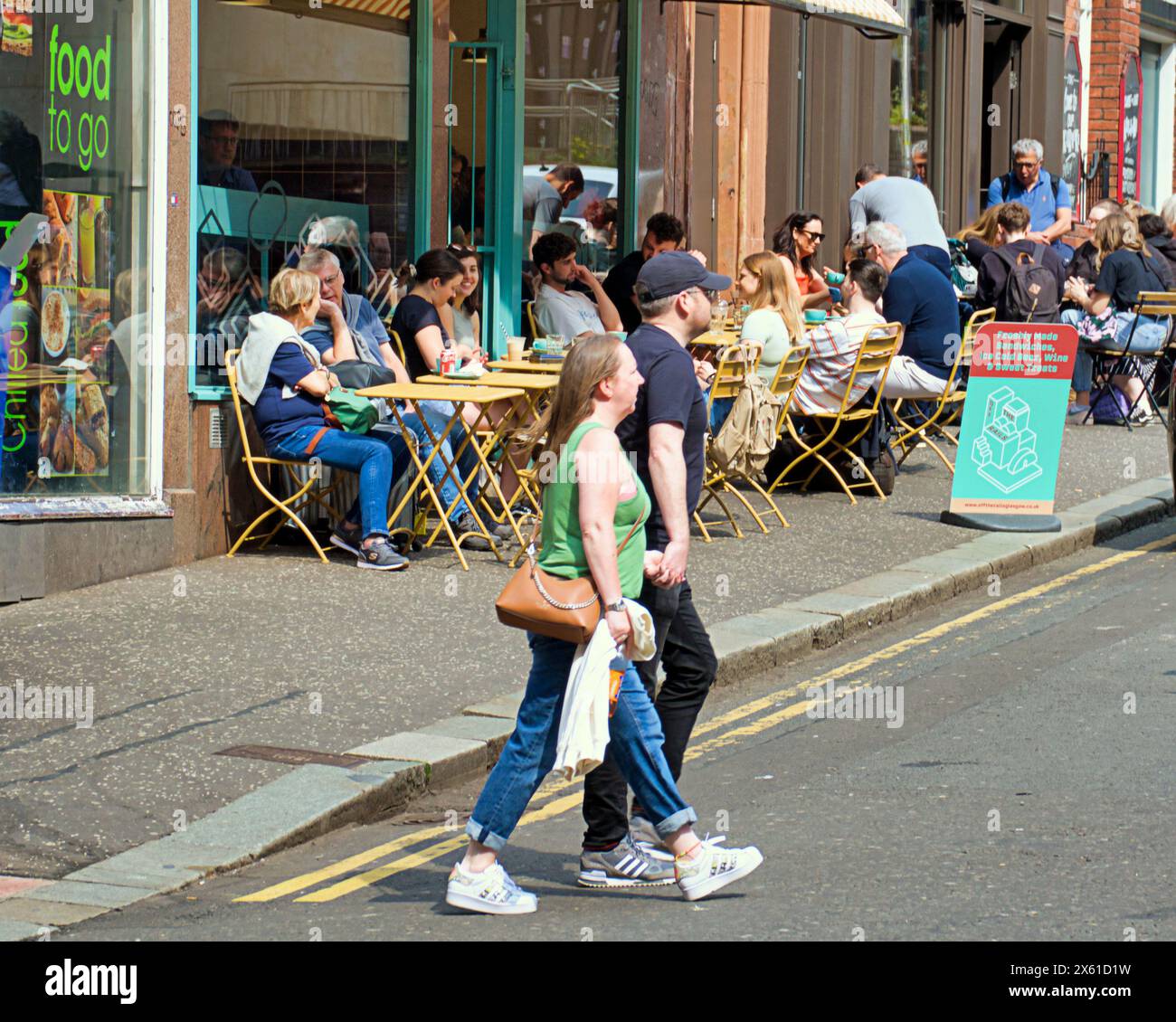 Glasgow, Scozia, Regno Unito. 12 maggio 2024: Regno Unito Meteo: Soleggiato per la gente del posto e per i turisti nel centro della città con l'innalzamento delle temperature ai livelli estivi. Credit Gerard Ferry/Alamy Live News Foto Stock