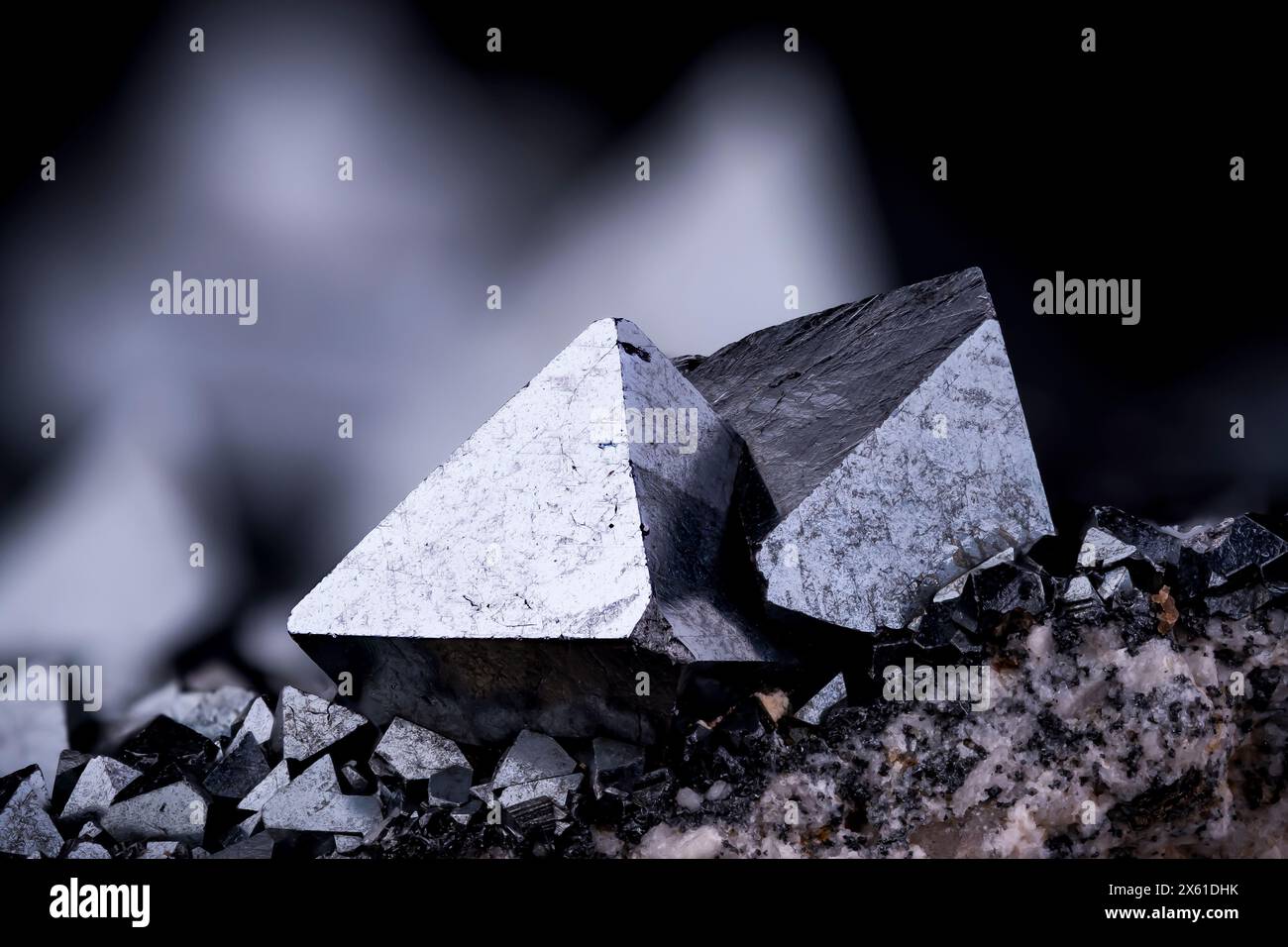 Cristalli di magnetite su fotografia feldspata isolati su nero nero. Da Cerro Huañaquino, dipartimento di Potosi, Bolivia Foto Stock