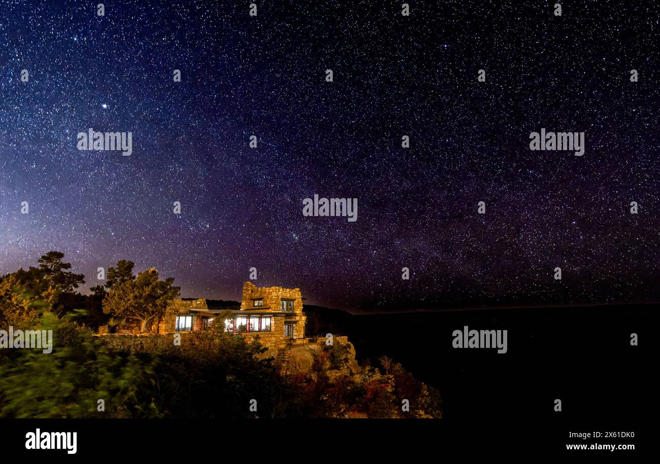 Stelle nel cielo notturno con il Lookout Studio in primo piano al Grand Canyon South Rim, Arizona, USA, il 29 aprile 2024 Foto Stock