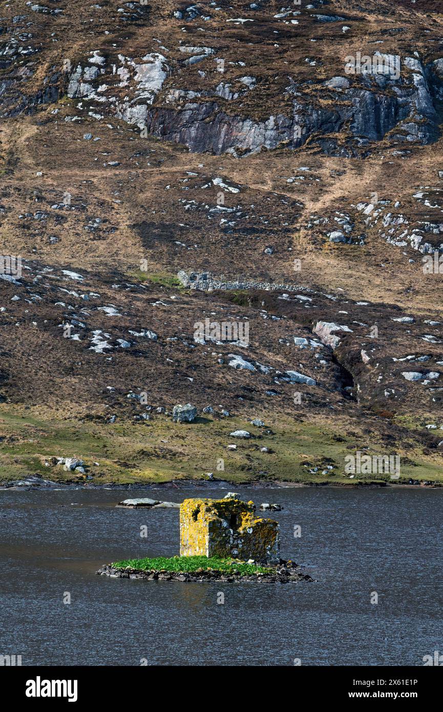 MacLeod's Tower a Loch Tangasdale, sull'isola Ebridea esterna di barra. Foto Stock