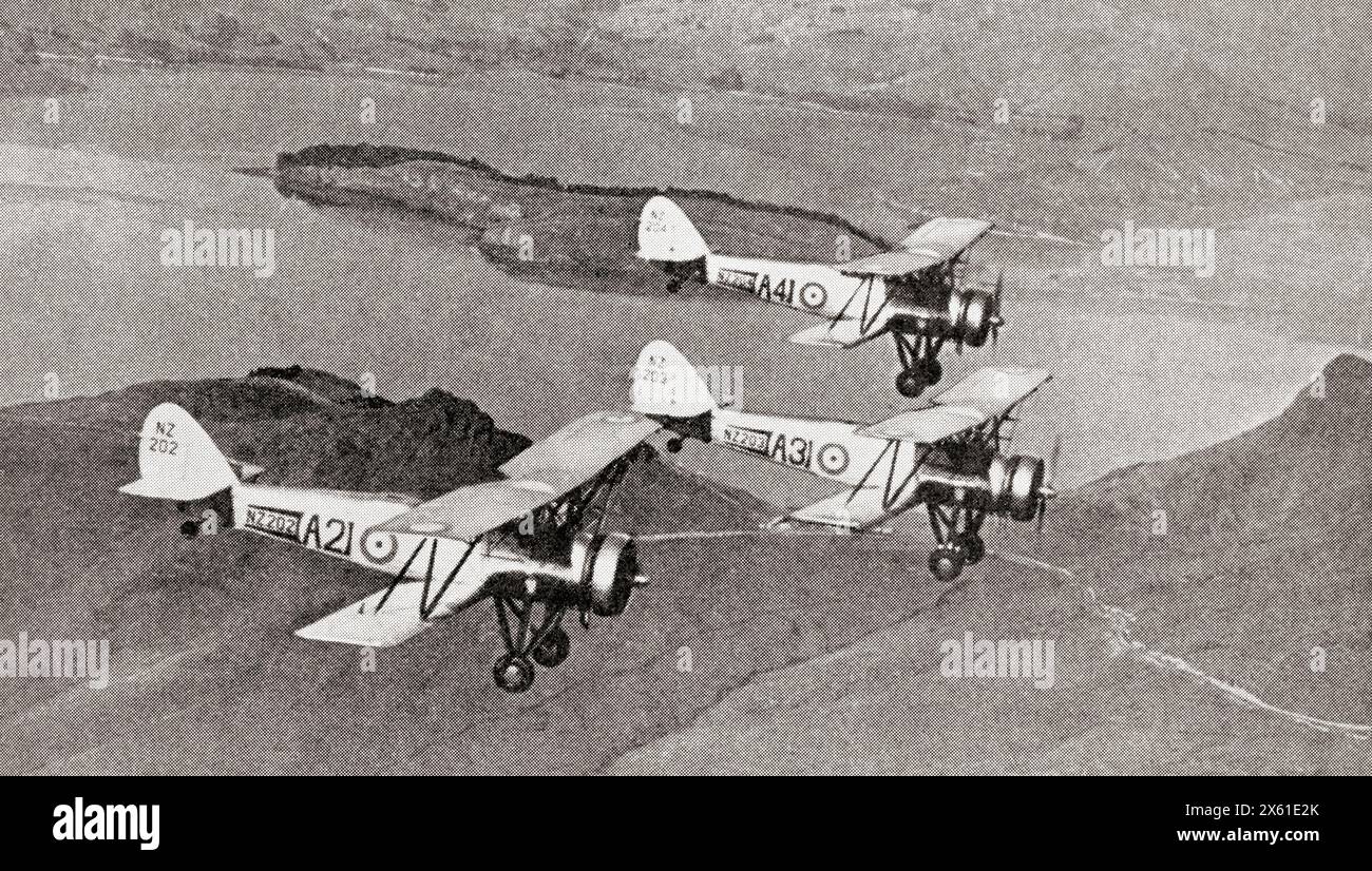 Un volo di aerei da addestramento Avro dalla scuola aeronautica della nuova Zelanda a Wigram su un volo di prova all'inizio della seconda guerra mondiale. Dalla Guerra nelle immagini, primo anno. Foto Stock