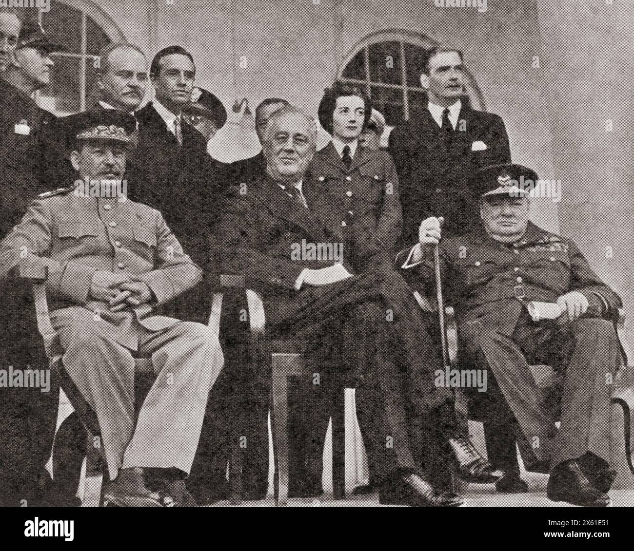 Stalin, Roosevelt e Churchill alla Conferenza di Teheran del 1943. Sir Winston Leonard Spencer-Churchill, 1874–1965. Politico, statista, ufficiale dell'esercito e scrittore britannico, che fu primo ministro del Regno Unito dal 1940 al 1945 e di nuovo dal 1951 al 1955. Joseph Vissarionovich Dzhugashvili Stalin, 1878–1953. Rivoluzionario e politico comunista sovietico. Franklin Delano Roosevelt, 1882 – 1945, alias FDR. Statista americano, leader politico e 32° presidente degli Stati Uniti. Da The War in Pictures, Fifth Year. Foto Stock