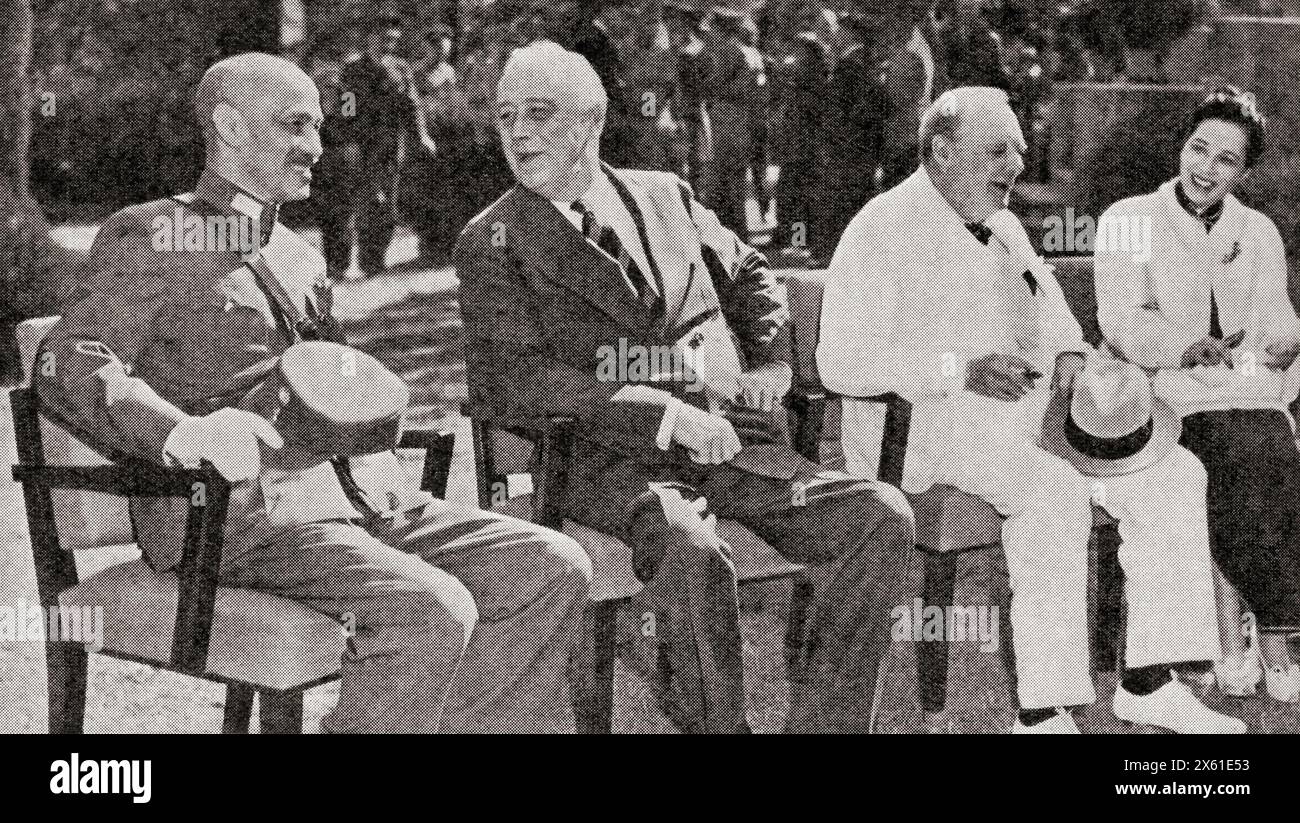 Da sinistra a destra, Chiang Kai-Shek, il presidente Roosevelt, Winston Churchill e la signora. Chiang Kai-Shek, visto qui in Nord Africa, 1943. L'incontro aveva lo scopo di rilasciare una dichiarazione sulla politica alleata riguardo alla guerra contro il Giappone. Chiang Kai-shek, 1887–1975. Politico cinese, rivoluzionario e capo militare della Repubblica di Cina (ROC) e Generalissimo dell'Esercito Rivoluzionario Nazionale. Franklin Delano Roosevelt, 1882 – 1945, alias FDR. Statista americano, leader politico e 32° presidente degli Stati Uniti. Sir Winston Leonard Spencer-Churchill, 1874–1965. Foto Stock