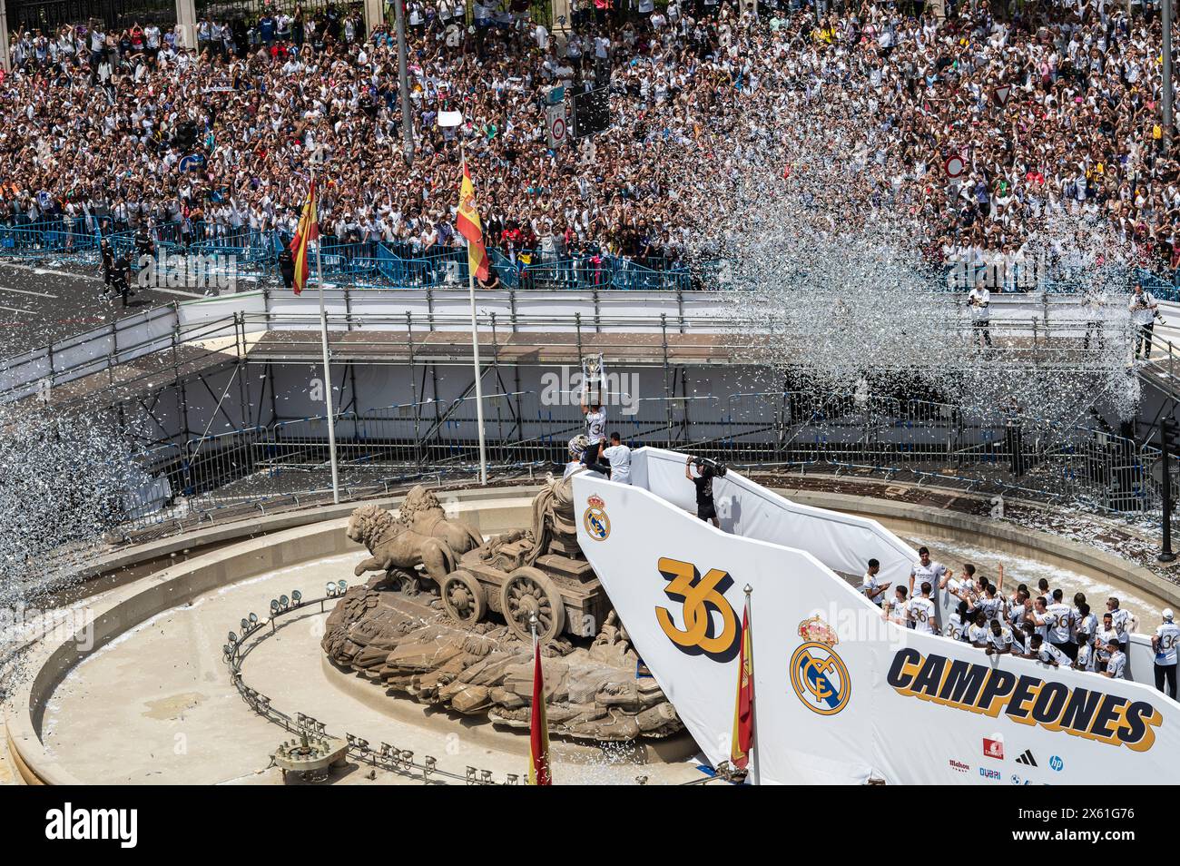 Madrid, Spagna. 12 maggio 2024. Il giocatore del Real Madrid Nacho Fernandez sale il trofeo celebrando in piazza Cibeles il titolo del campionato 36 della stagione 2023-2024. Crediti: Marcos del Mazo/Alamy Live News Foto Stock