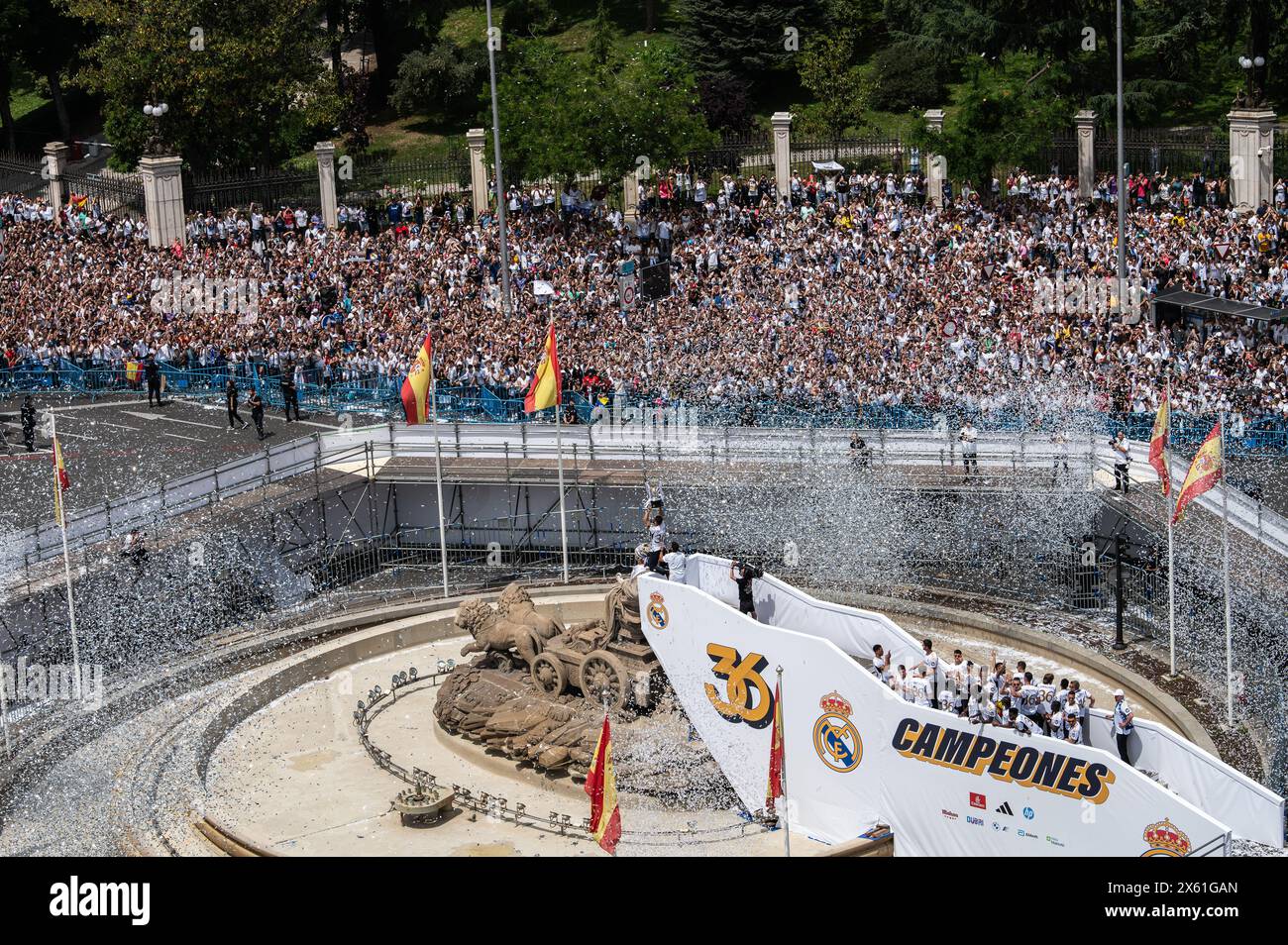 Madrid, Spagna. 12 maggio 2024. Il giocatore del Real Madrid Nacho Fernandez sale il trofeo celebrando in piazza Cibeles il titolo del campionato 36 della stagione 2023-2024. Crediti: Marcos del Mazo/Alamy Live News Foto Stock