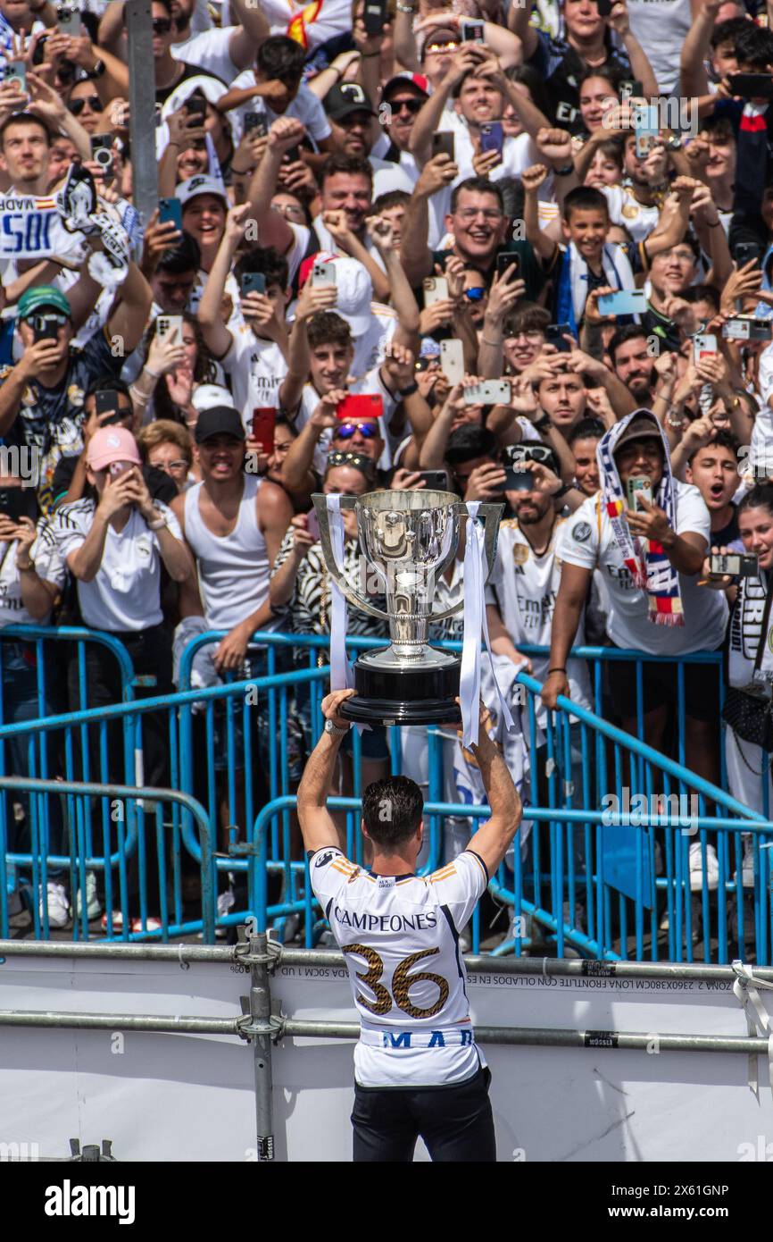 Madrid, Spagna. 12 maggio 2024. Il giocatore del Real Madrid Nacho Fernandez sale il trofeo celebrando in piazza Cibeles il titolo del campionato 36 della stagione 2023-2024. Crediti: Marcos del Mazo/Alamy Live News Foto Stock