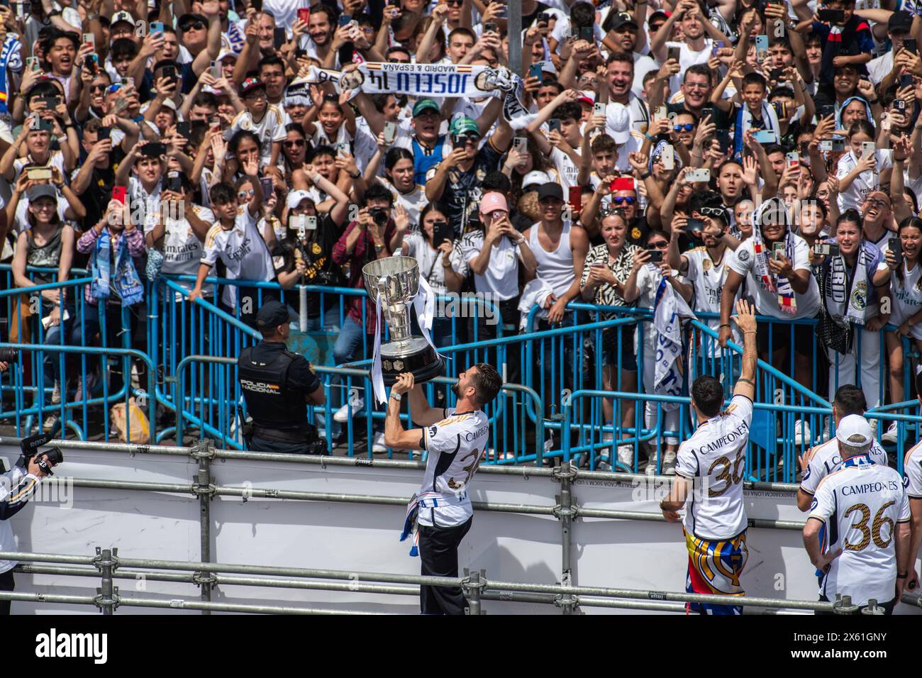 Madrid, Spagna. 12 maggio 2024. Il giocatore del Real Madrid Nacho Fernandez sale il trofeo celebrando in piazza Cibeles il titolo del campionato 36 della stagione 2023-2024. Crediti: Marcos del Mazo/Alamy Live News Foto Stock