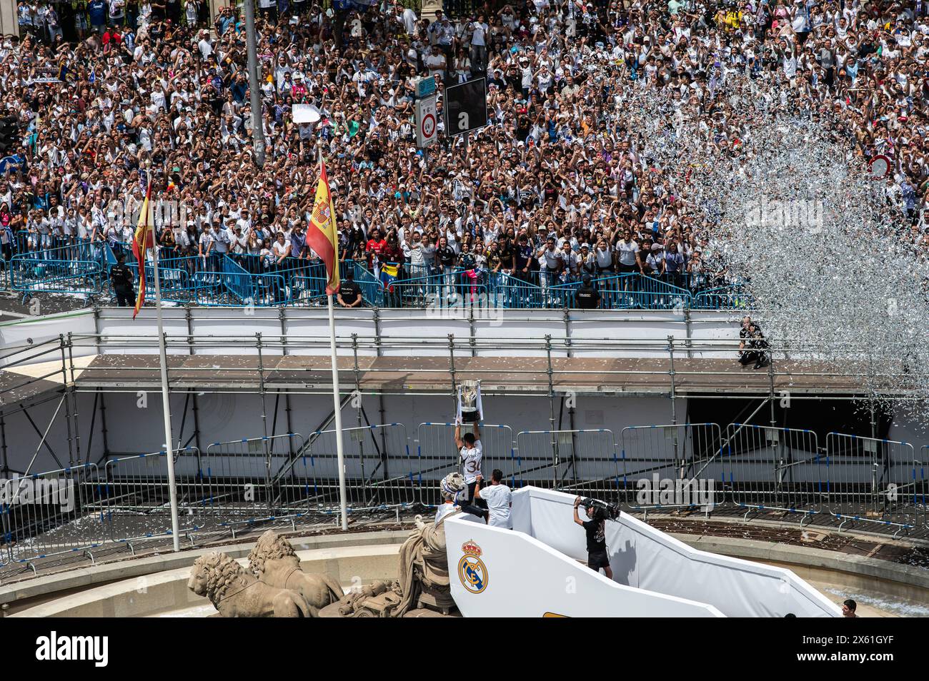 Madrid, Spagna. 12 maggio 2024. Il giocatore del Real Madrid Nacho Fernandez sale il trofeo celebrando in piazza Cibeles il titolo del campionato 36 della stagione 2023-2024. Crediti: Marcos del Mazo/Alamy Live News Foto Stock