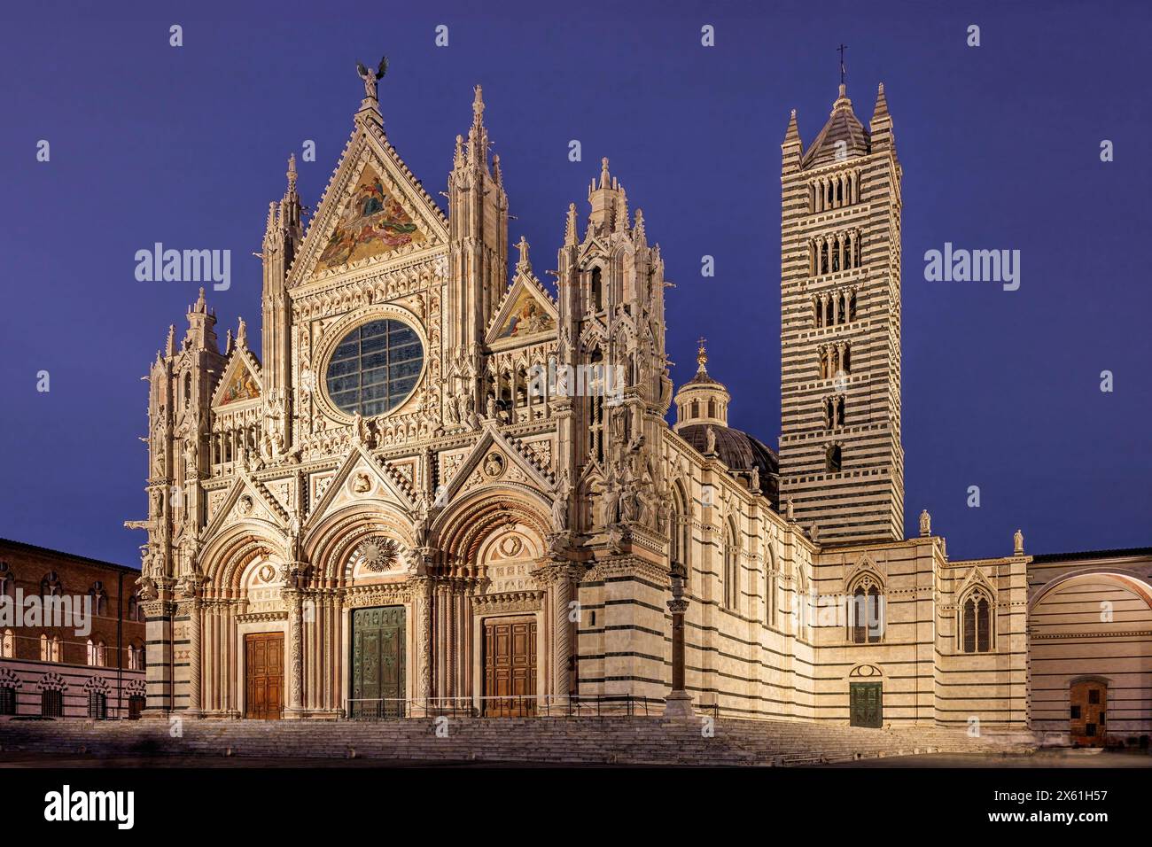 La Cattedrale metropolitana di Santa Maria Assunta o il Duomo di Siena. Foto scattata il 23 ottobre 2023 a Siena, Toscana, Italia. Foto Stock