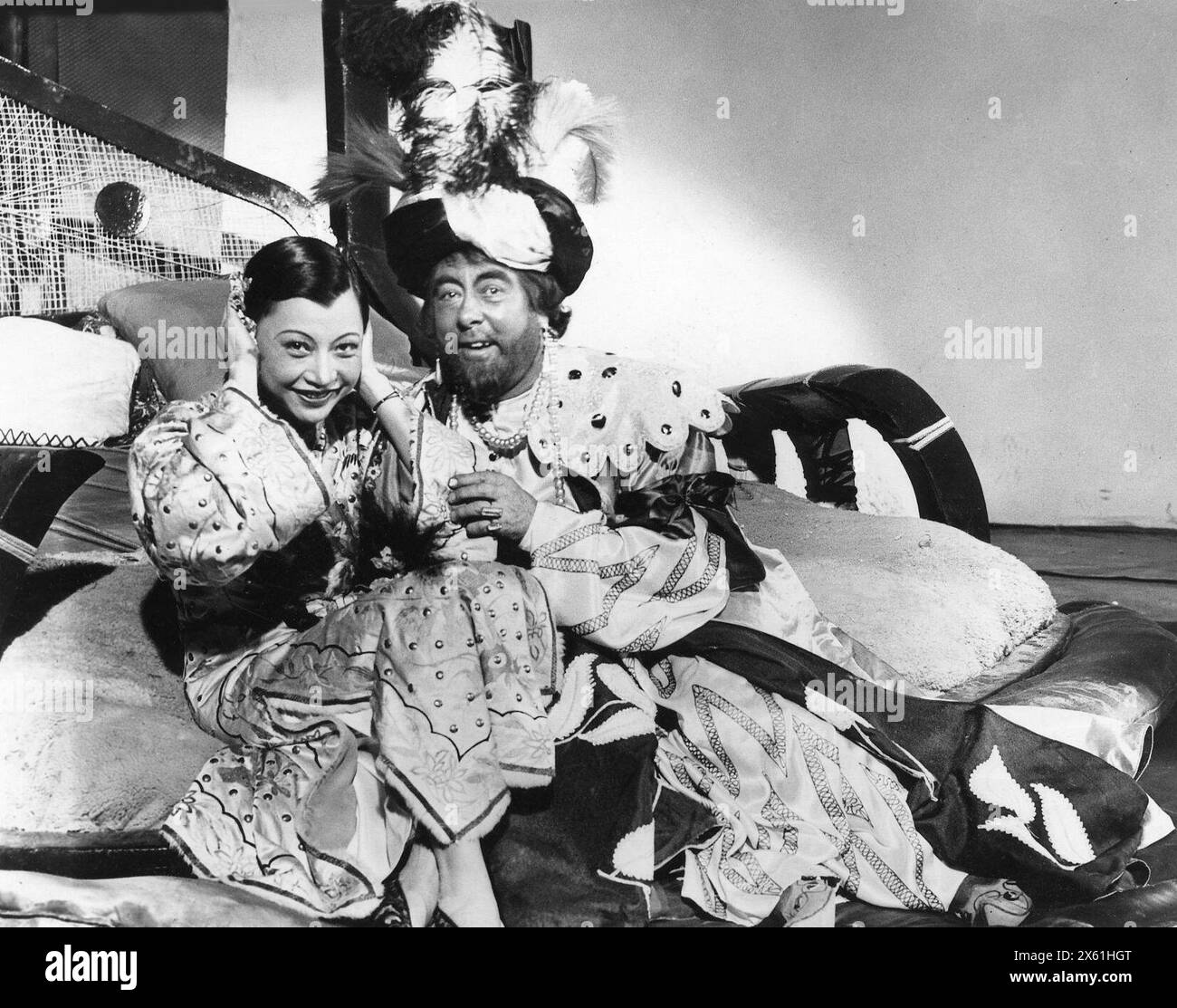 L'attrice cinese ANNA MAY WONG e GEORGE ROBEY si rilassano tra le scene sul set di CHU CHIN CHOW 1934 regista WALTER FORDE Costume Design CATHLEEN MANN produttore MICHAEL BALCON Gainsborough Pictures / Gaumont British Foto Stock