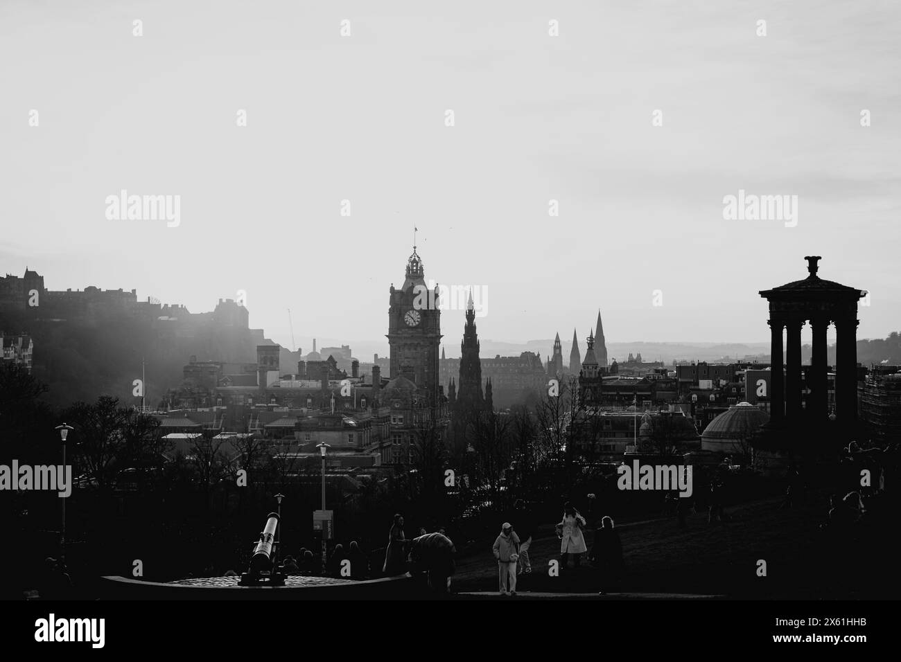Edimburgo, Scozia: 13 febbraio 2024: Turisti che si godono il punto panoramico di Carlton Hill al tramonto. Skyline di Edimburgo Foto Stock