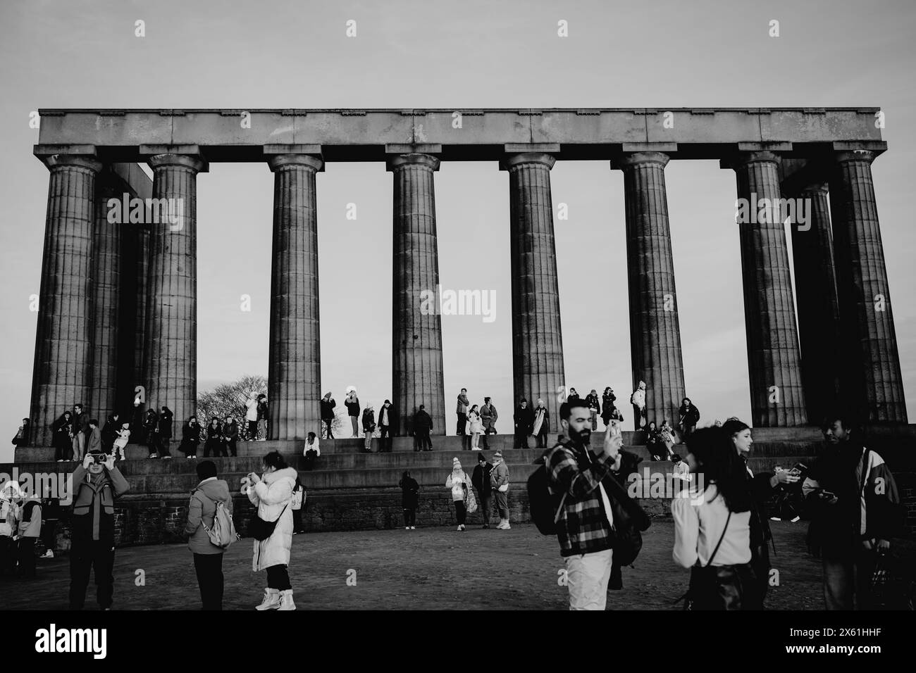 Edimburgo, Scozia: 13 febbraio 2024: Turisti che si godono il punto panoramico di Carlton Hill al tramonto. Skyline di Edimburgo Foto Stock
