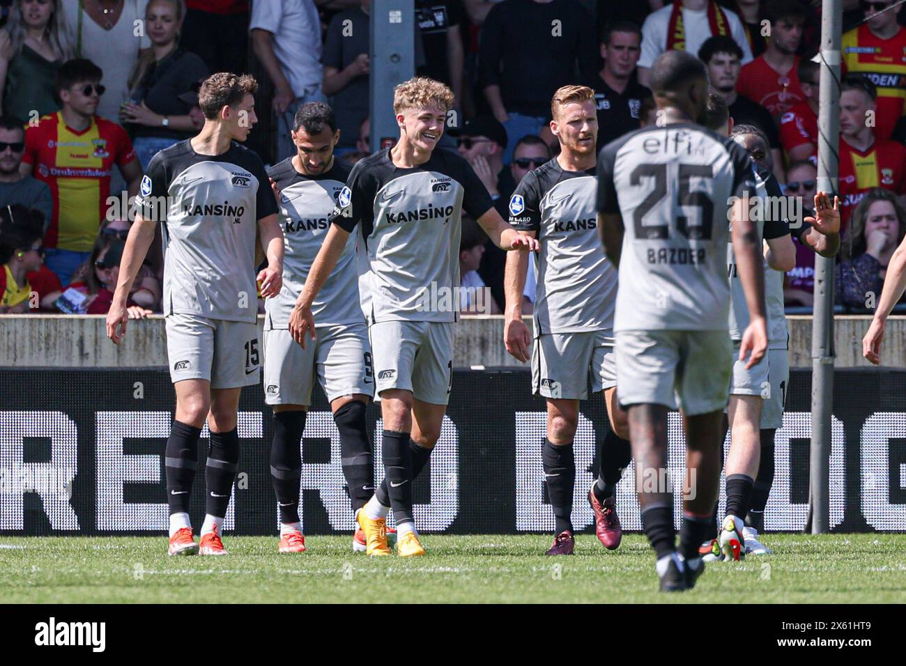 Deventer, Paesi Bassi. 12 maggio 2024. DEVENTER, PAESI BASSI - 12 MAGGIO: Vangelis Pavlidis di AZ Alkmaar, Sven Mijnans di AZ Alkmaar, giocatori di AZ Alkmaar celebrano il secondo gol durante la partita olandese Eredivisie tra Go Ahead Eagles e AZ a De Adelaarshorst il 12 maggio 2024 a Deventer, Paesi Bassi. (Foto di Henny Meyerink/BSR Agency) credito: BSR Agency/Alamy Live News Foto Stock