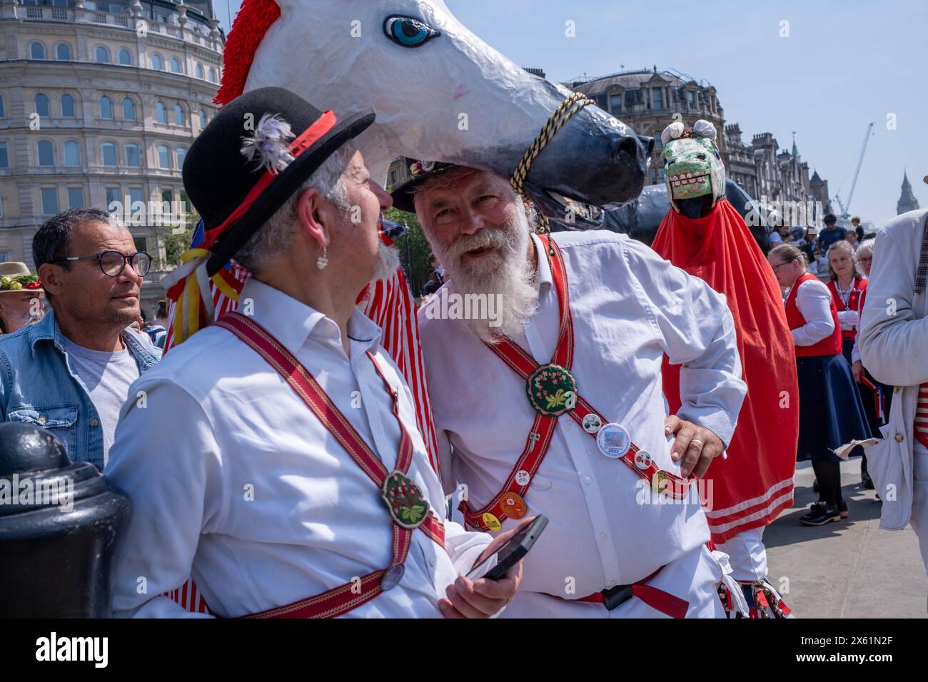 I Westminster Morris Dancers si esibiscono a Trafalgar Square durante l'annuale Day of Dance. Foto Stock